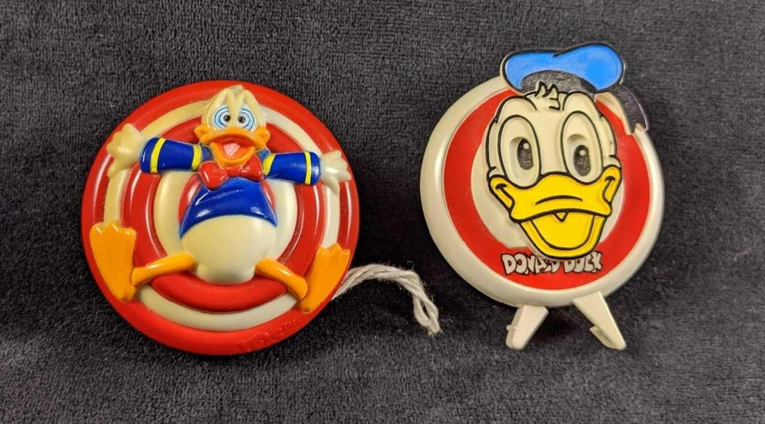 Vintage Disney Donald Duck Yo Yo And Animated Button: This lot includes one 'Donald Duck Qwazy Qwacky Radical Spectra Star' by Hasbro from the 1980's. And one Donald Duck clip on button. This one animates when one presses together two bottom switches whi