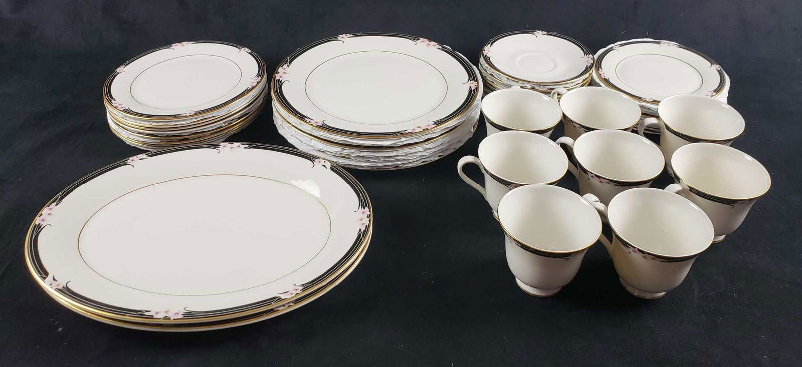 Set of Royal Doulton Vogue Enchantment Collection (1 of 7)