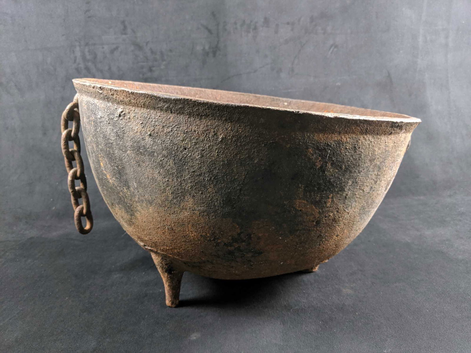 Vintage Cast Iron Cauldron (1 of 7)