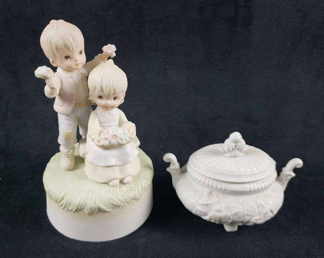Lot of 2 Porcelain Small Items (1 of 7)
