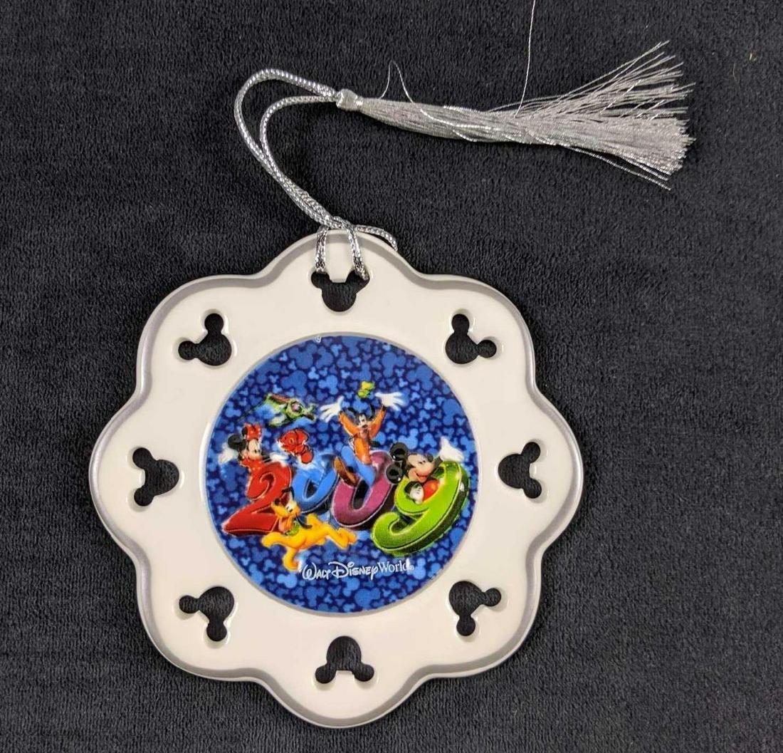 Lot of 16 Disney Park 2009 Character Christmas Ornament (1 of 8)