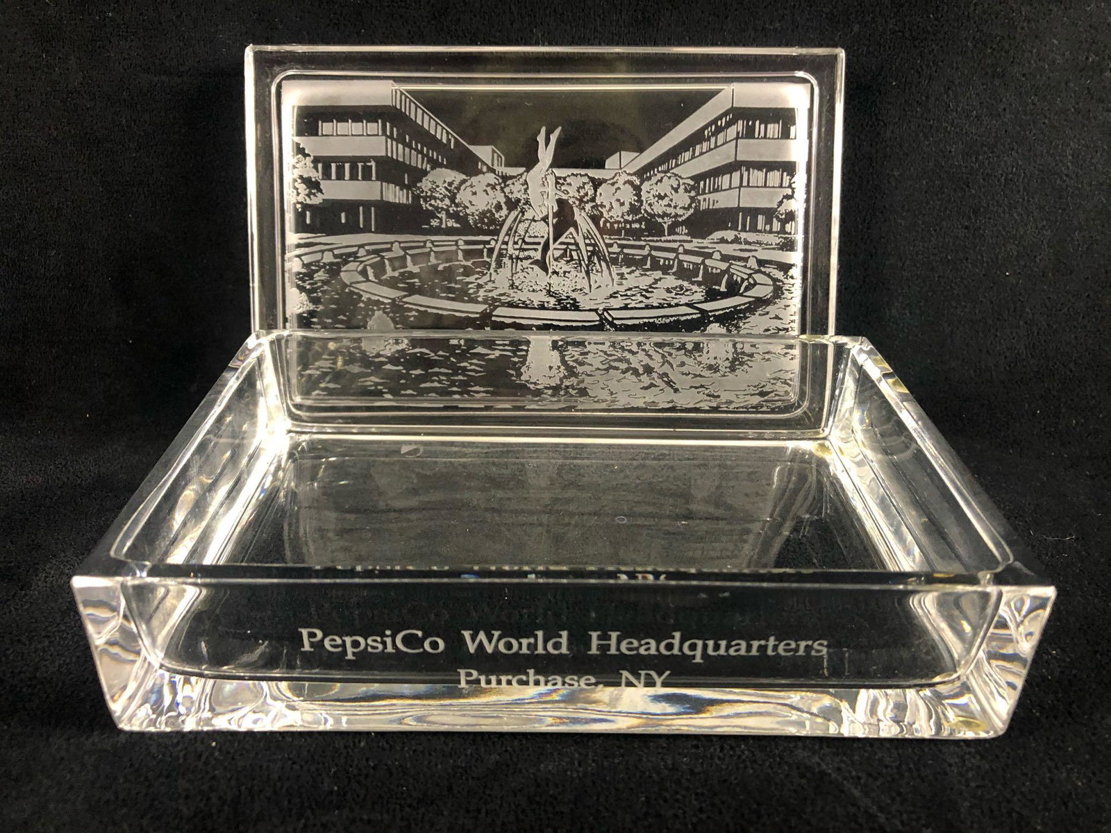 Rare PepciCo World Headquaters Purchase , NY Etched: Rare PepsiCo World Headquarters Purchase , NY Etched Glass Jewelry Box / Cigar Case . This glass box is very well mad and has a very detailed etching of PepsiCo world headquarters in NY. Includes orig
