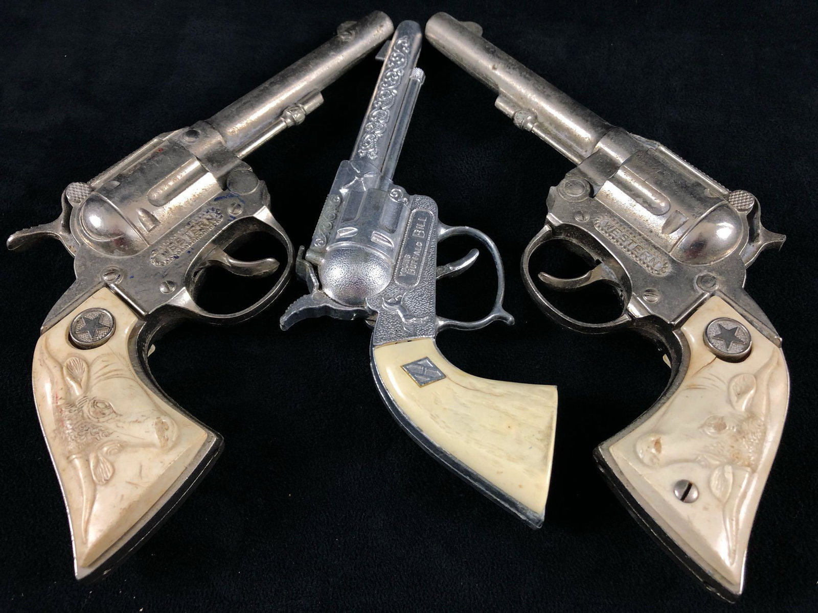 Vintage Lot Of Hubley & Young Buffalo Bill Pistol Cap: Vintage Lot Of Hubley & Young Buffalo Bill Pistol Cap Gun Toys This lot is in fair condition please see all our pictures they are part of our description. This lot includes the following items . 