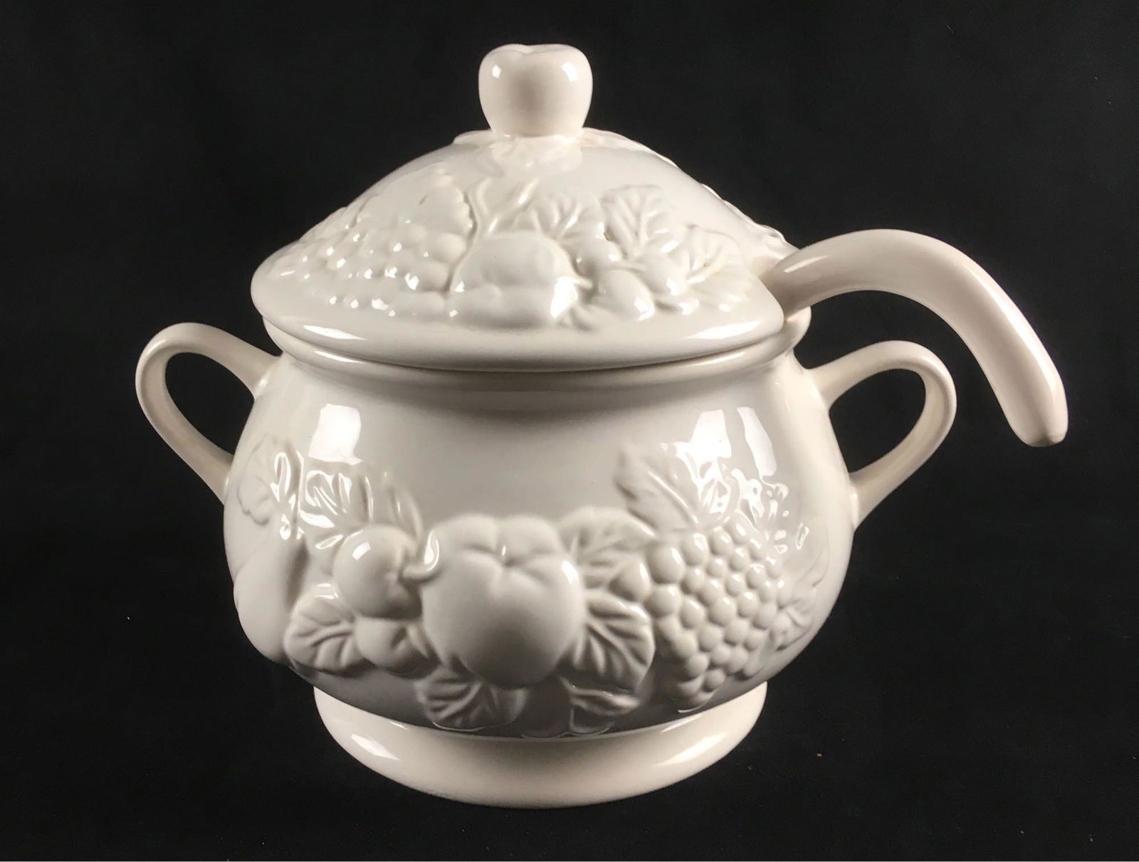 White Porcelain Soup Tureen with Lid and Ladle (1 of 5)