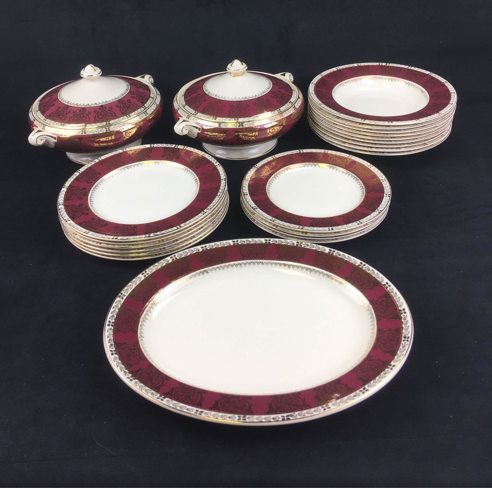 22 Pieces of Fine Vintage Crown Ducal Porcelain (1 of 9)