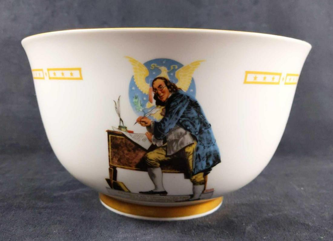 1976 Danbury Mint Benjamin Franklin Collector Bowl: 1976 Ceramic bowl depicting Benjamin Franklin signing the declaration of independence made by Danbury Mint. This bowl is hand decorated with 22kt gold. Serial number 5233. The bowl is in great conditi