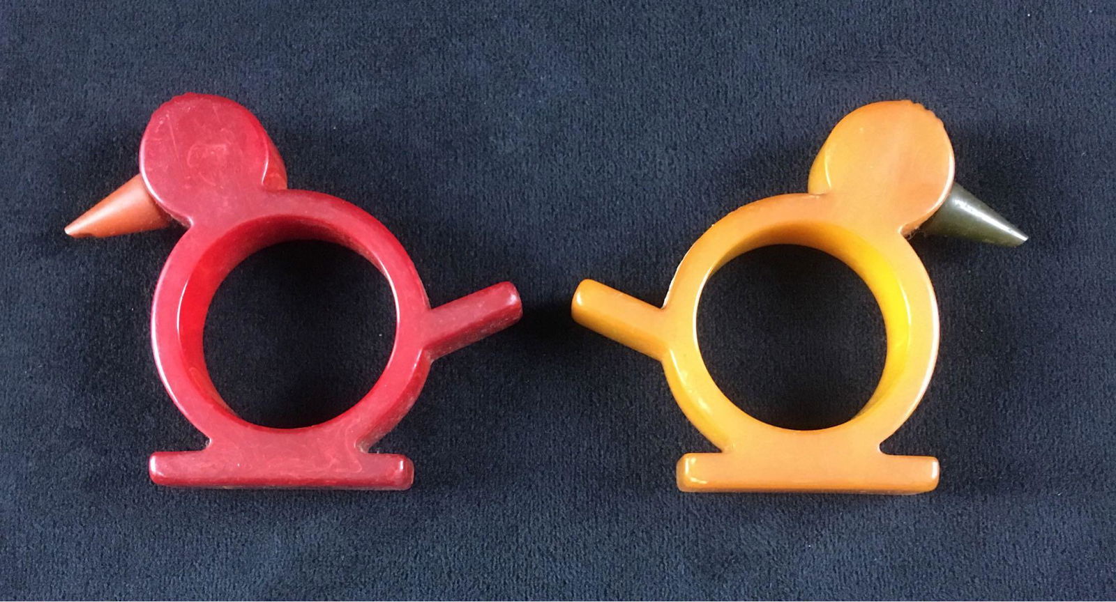 2 Vintage Bakelite Bird Napkin Rings (1 of 5)