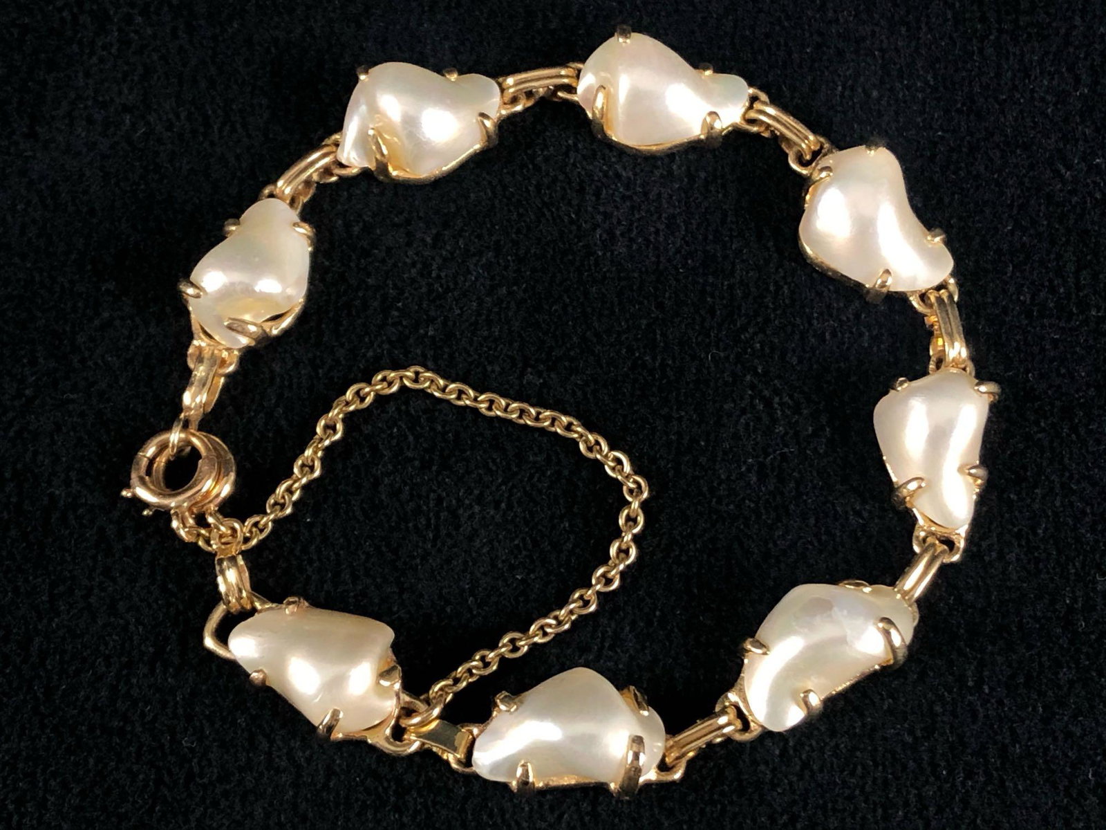 Vintage 14K Yellow Gold Natural Baroque Reborn Pearl: Vintage 14K Yellow Gold Natural Baroque Reborn Pearl Bracelet W/ Safety Chain. This stunning well made piece is 12.7 Grams 7" long and is in excellent clean condition.