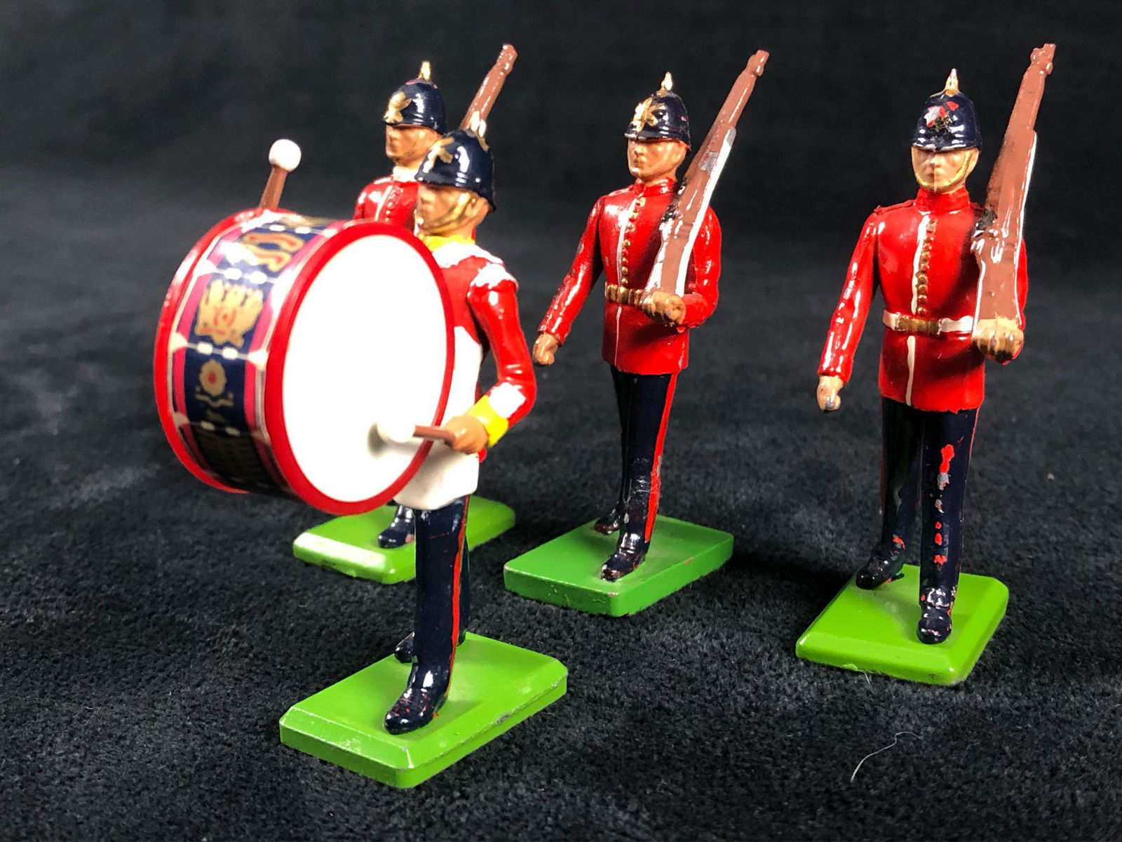 Vintage W. Britain 1988 England Metal Toy Soldiers (1 of 15)