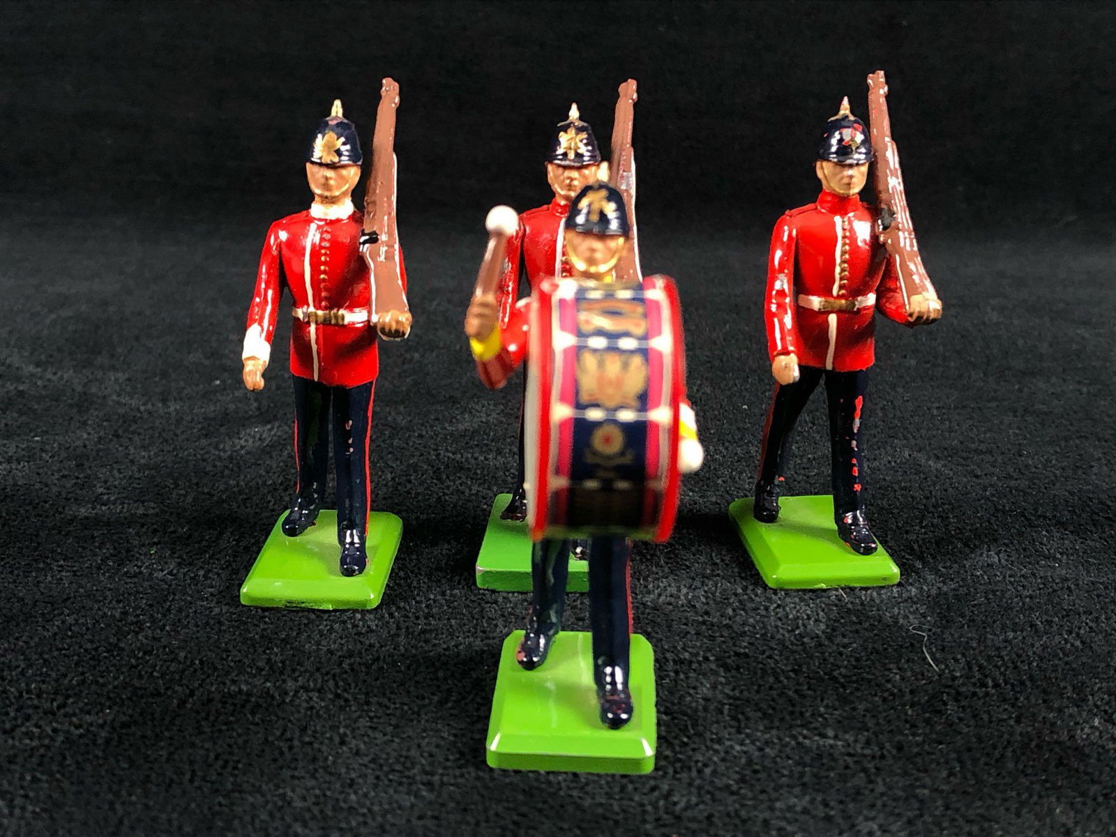 Vintage W. Britain 1988 England Metal Toy Soldiers (1 of 15)