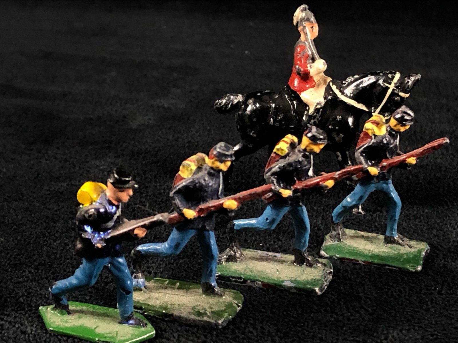 Vintage 1" Miniature Civil War Hand painted Lead Union: Vintage 1" Miniature Civil War Hand painted Lead Union South Africa Soldiers & British Mounted . This lot is for 5 Men all in very good condition.Some with scrapes and paint chips .Please look at all