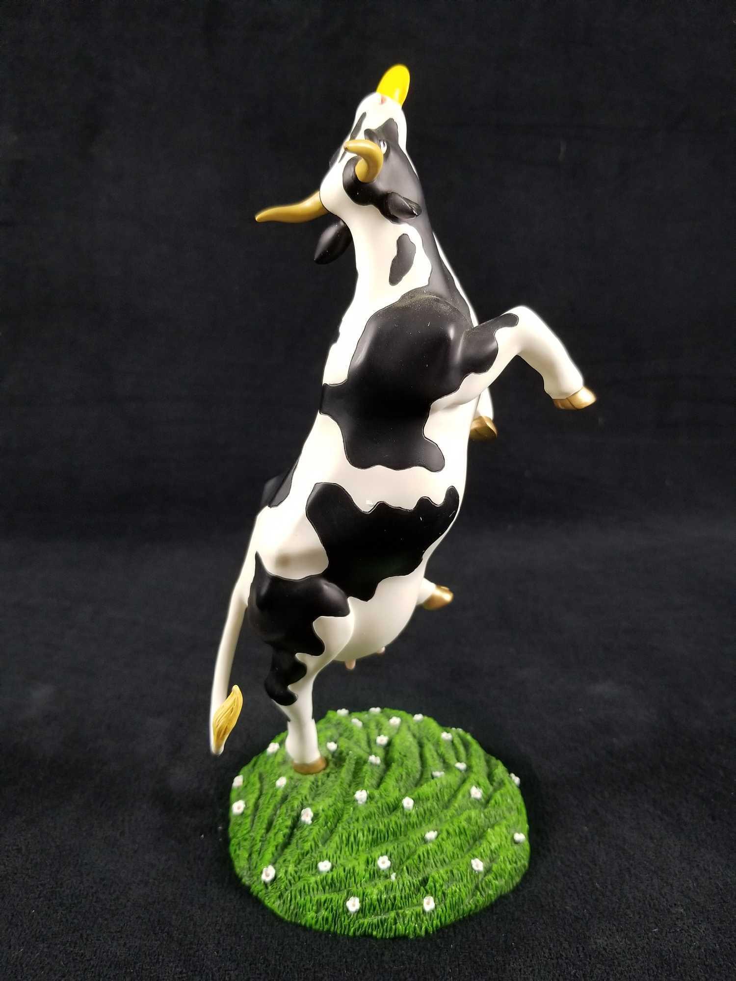 CowParade 2001 Daisy's Dream Retire Figurine Westland: CowParade 2001 Daisy's Dream Retire Figurine Westland Giftware Collectable This lot features a detailed replica of a cow from the official CowParade event. In great condition with a known crack on his