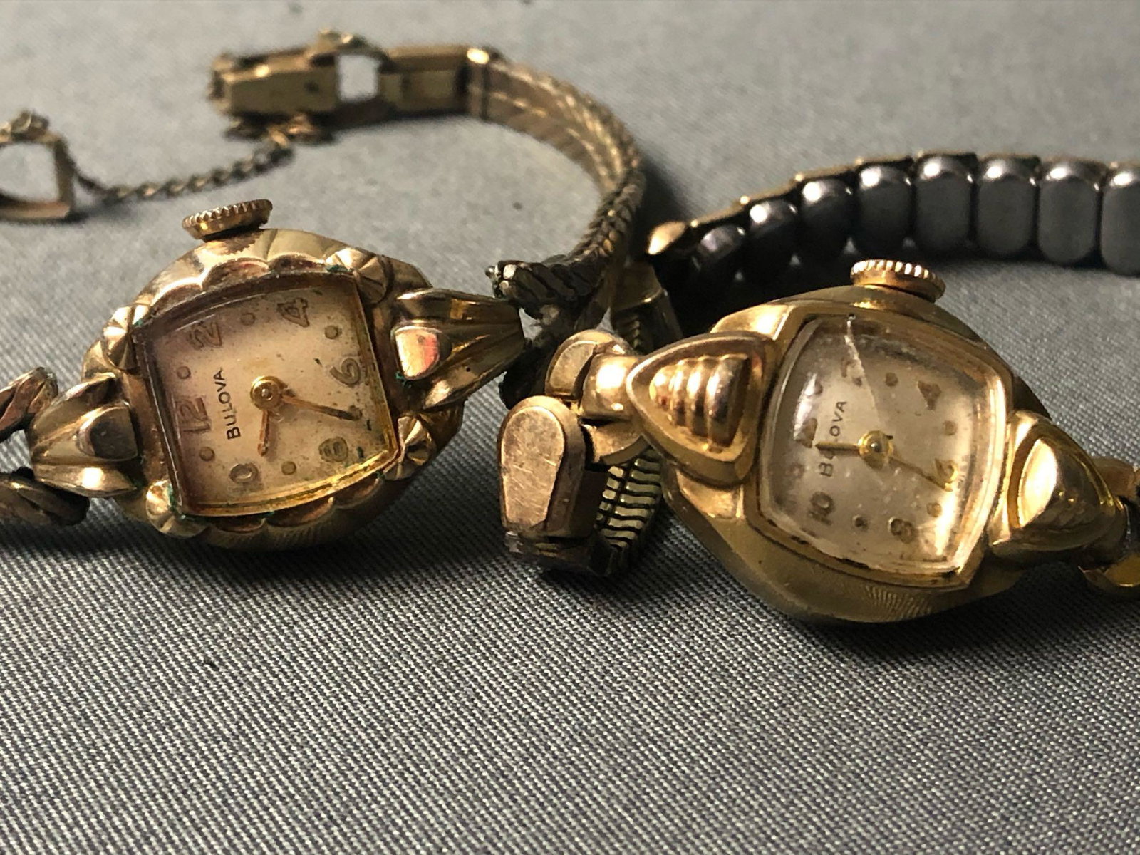 Vintage Lot Of Rolled Gold Plated Woman's Bulova Windup: Vintage Lot Of Rolled Gold Plated Woman's Bulova Windup Wrist Watches.This lot is in good working condition with some plating loss.Sold as is please take a look at all our pictures they are part of ou