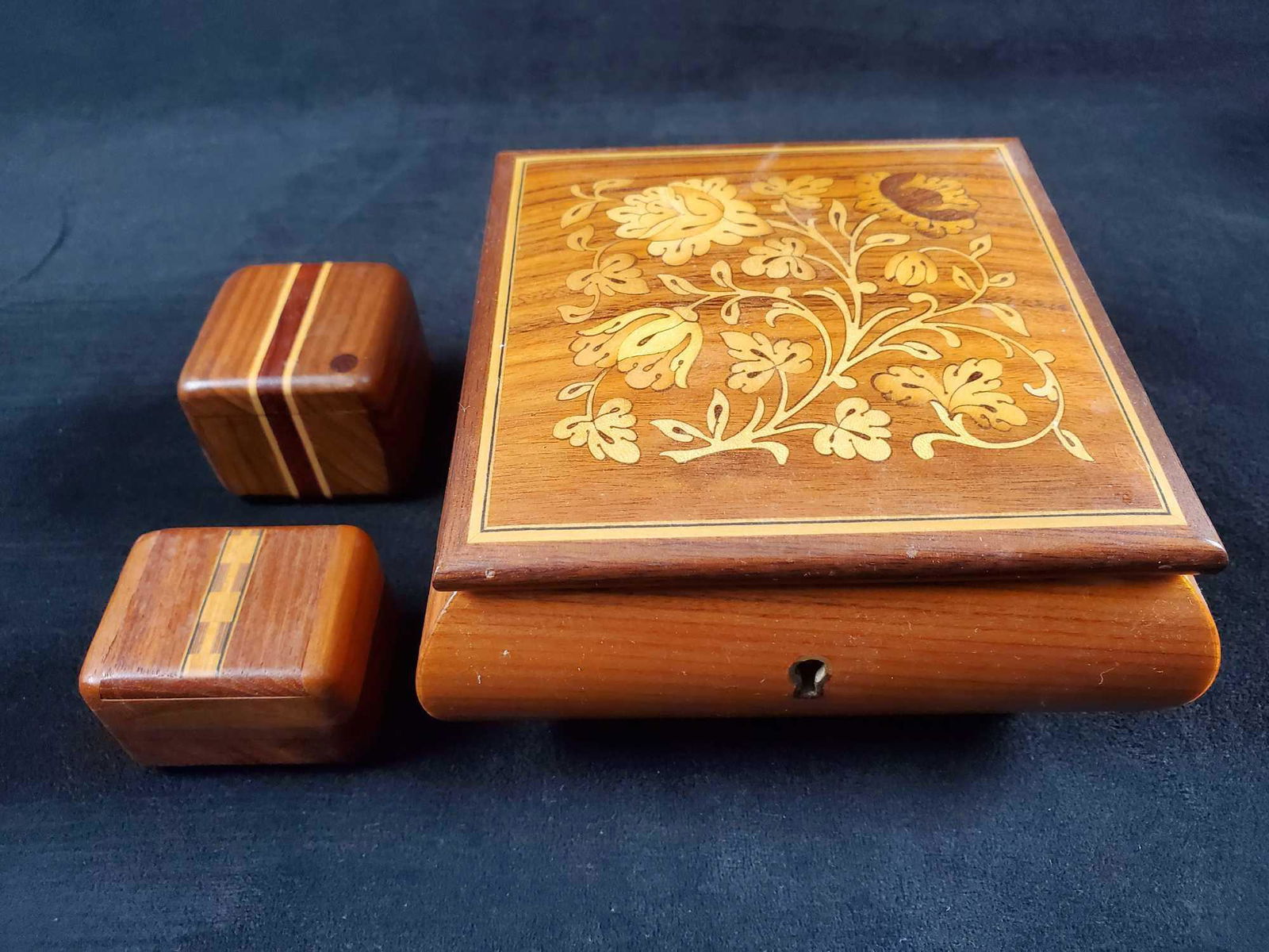 Vint Sorrento Intarsio Jewelry Music Trinket Box: This lot includes: (1) Vintage Inlaid Wood Works Sorrento Intarsio Jewelry Box with lock & music box. Music plays after music box is wound up and box is opened. Key is missing. Box is approx 6" x 6" x