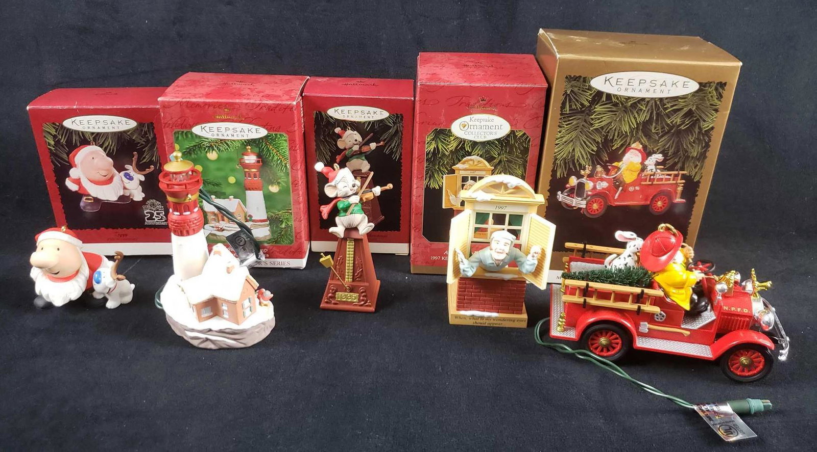 Lot of 5 Hallmark Keepsake Christmas Themed Ornaments: Lot of 5 Hallmark Keepsake Christmas Themed Ornaments. This set of 5 ornaments is in great used condition. The items are still in the original boxes and look to have not been removed often/if ever. Th