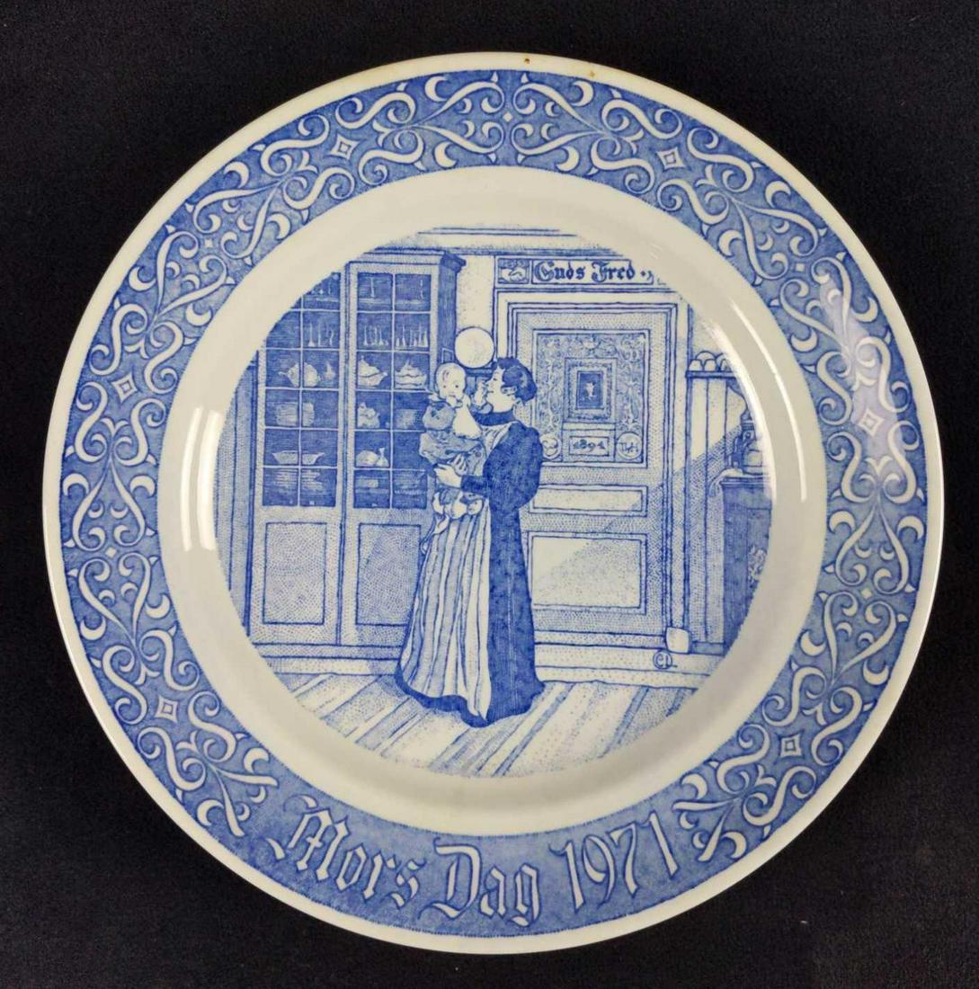 Mothers Day 1971 Commemorative Swedish Plate: Rorstrand Mors Dag 1971 (Swedish Motherâ€™s Day) Limited Edition Plate. Based off of original artwork by the renowned Swedish artist Carl Larsso.Plate has a hook so it could be hung. Plate is app