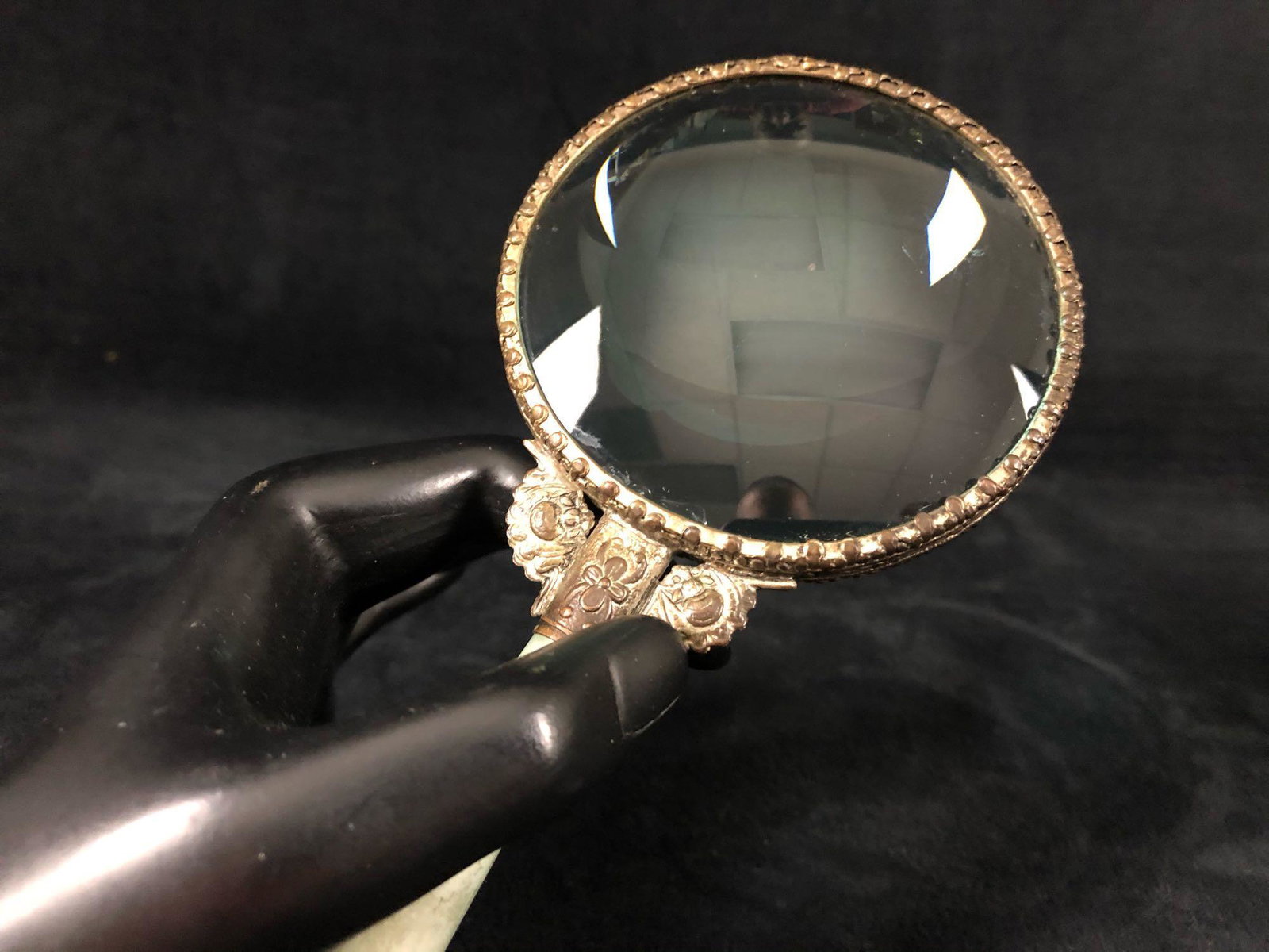 Stunning Antique Detailed Silver Plated 10x Magnifying: Stunning Antique Detailed Silver Plated 10x Magnifying Glass.This striking magnifying glass is in exceptional condition as you can see. Measurements 7" long 3.5 round glass