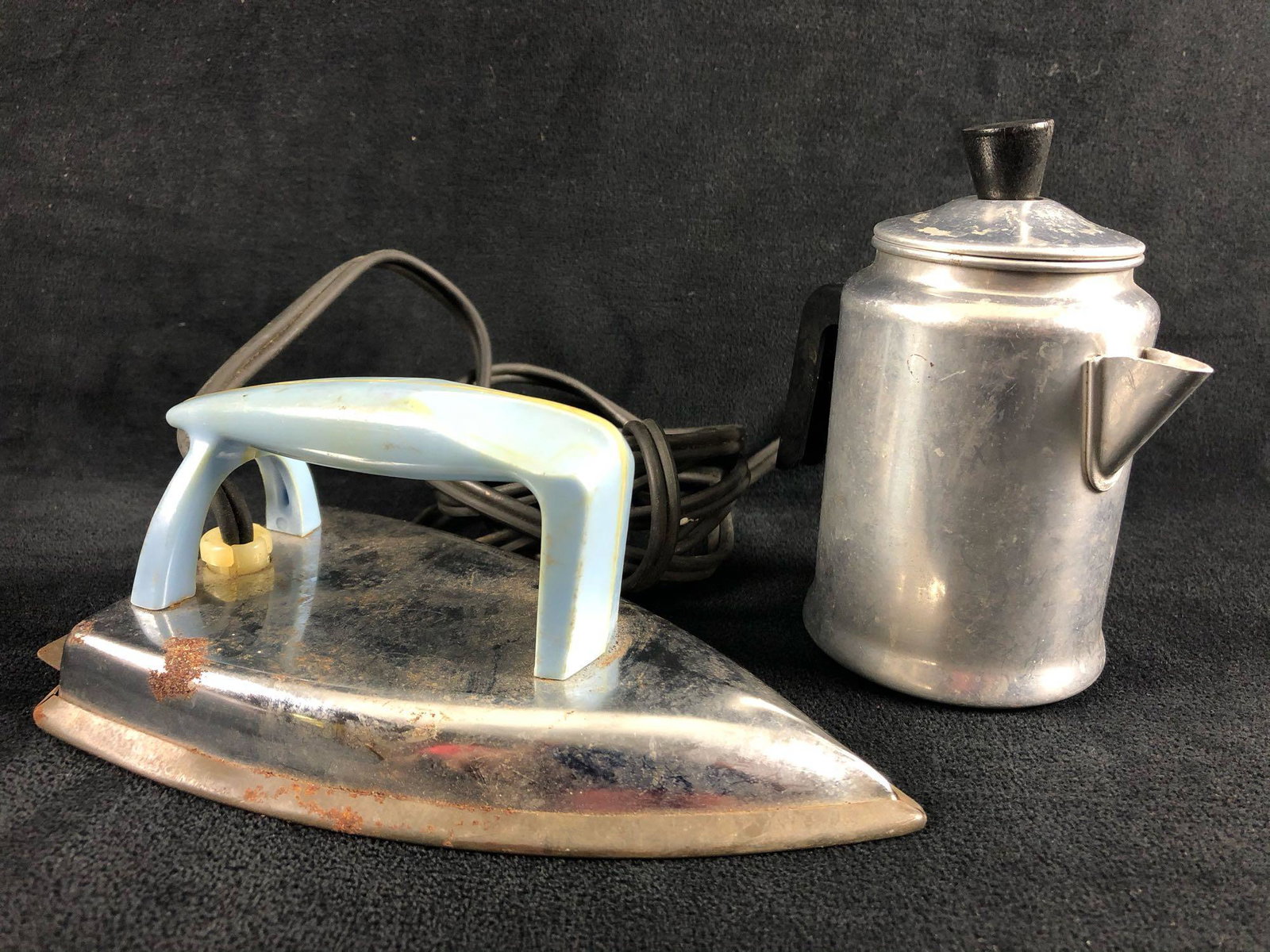 Mixed Lot Vintage Kids Toy Teapot & Realistic Iron: Mixed Lot Vintage Kids Toy Teapot & Realistic Iron.This lot is in very good condition please see all our pictures they are part of our description. This lot includes the following items . One Aluminum