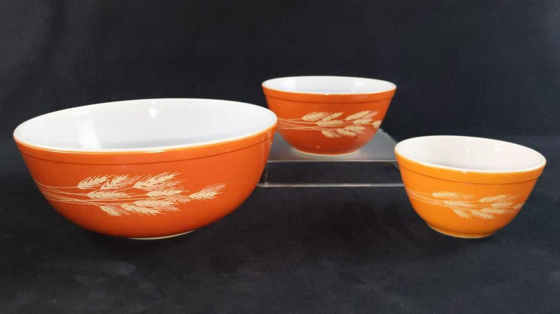Vintage Pyrex Mixing Bowl Set of 3 Nesting Bowls: Set of 3 Pyrex mixing bowls in Wheat Autumn Harvest design. Very colorful and stylish! Bows includes: (1) Series Bow; is approx 6"x 6" x 4" (750 ml/25.3605 fluid oz) (1) Series Bowl is approx 7" x 7" 