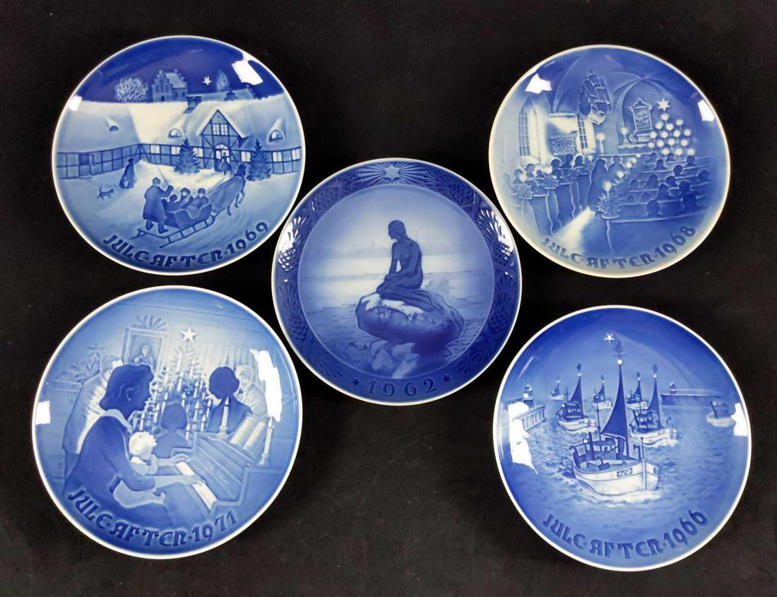 5 Jule After Christmas And Little Mermaid Plates: Five Vintage Bing & Grondahl Jule After Christmas Porcelain Collector Plates. This lot includes: (1) 1962. Little Mermaid (Royal Copenhagen) (1) 1966. Christmas Sailboat Parade. (1) 1968. Christmas In
