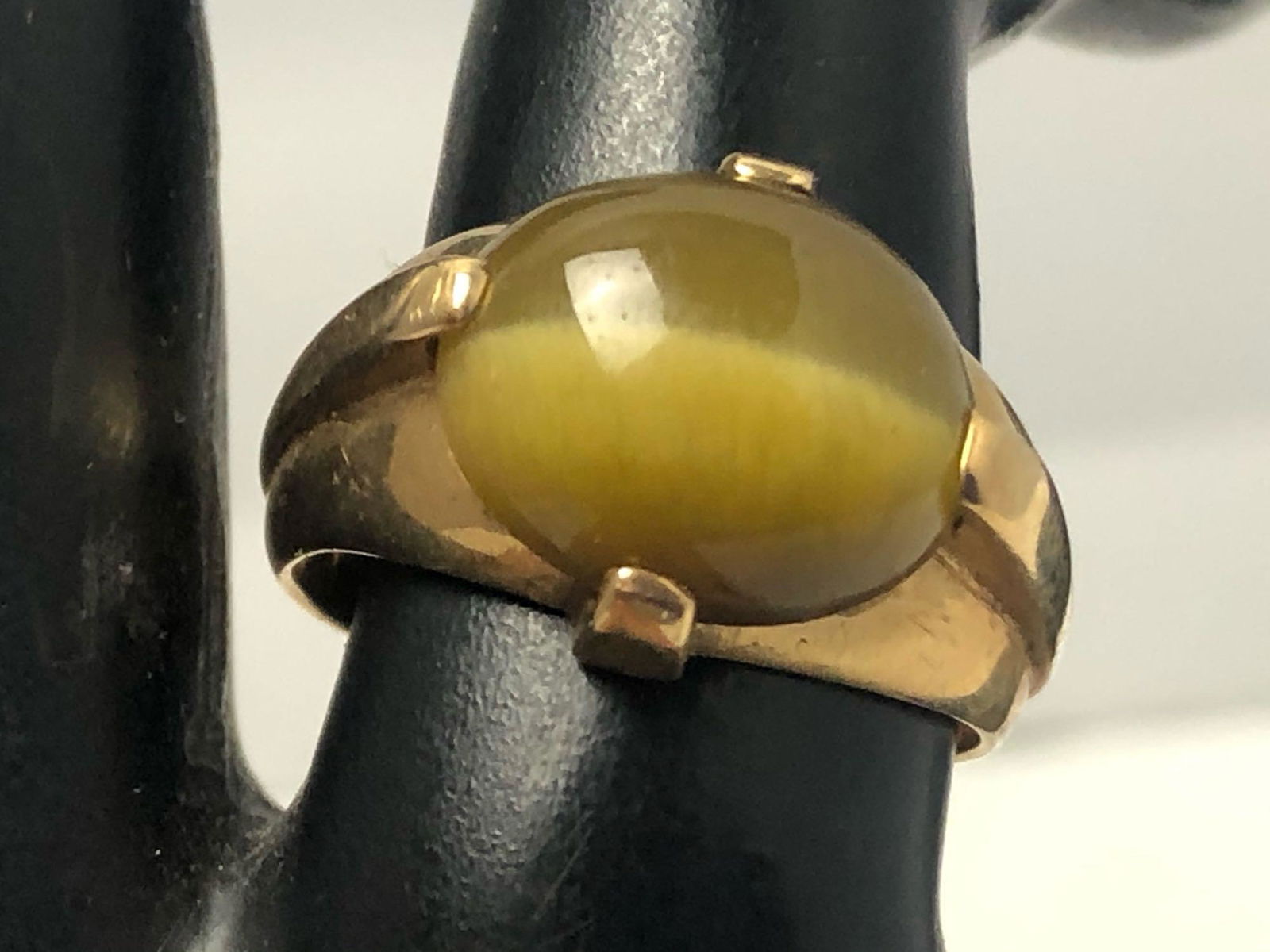 Vintage Stunning Mens 14k Yellow Gold Cats Eye Signet /: Vintage Stunning Mens 14k Yellow Gold Cats Eye Signet / Pinky Ring This vintage piece has been acid tested to insure metal content .Please view all our pictures they are part of our description DETAIL