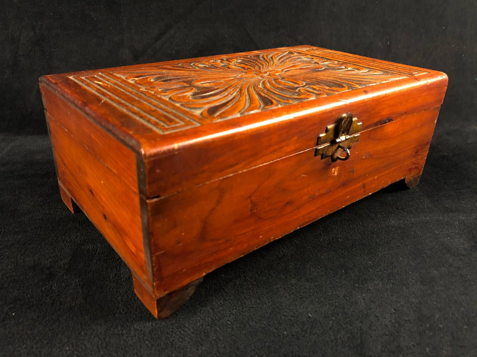 Antique Carved Wood & Brass Flower Trinket Box /: Antique Carved Wood & Brass Flower Trinket Box / Jewelry Box. This very well made box is in great condition in and out. Measurements are 9.5" x 6" x 3" 1 lb