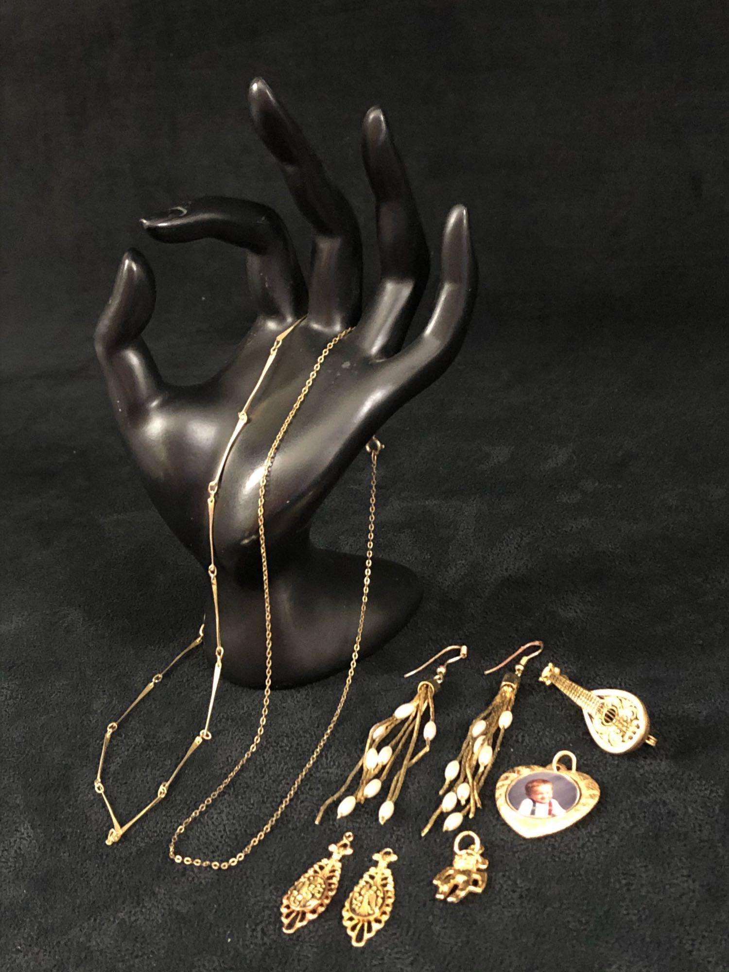 Mixed Lot Gold Plated Earrings Pin Necklaces Charms: Mixed lot gold plated earring pins necklaces charms.This mixed lot of gold plated jewelry has a few scuffs and wear. Includes the following: 1 - 16" Gold plated standard link necklace 1 - 18" Bar link