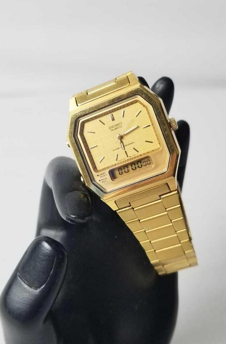 Unique Mens Vintage 1998 Seiko Analog Digital Watch: Unique Men's Vintage 1998 Seiko Analog Digital Watch, model number H801 5461 AO. This gold tone watch has an adjustable band with safety extender clasp. There is a digital and analog clock and calenda