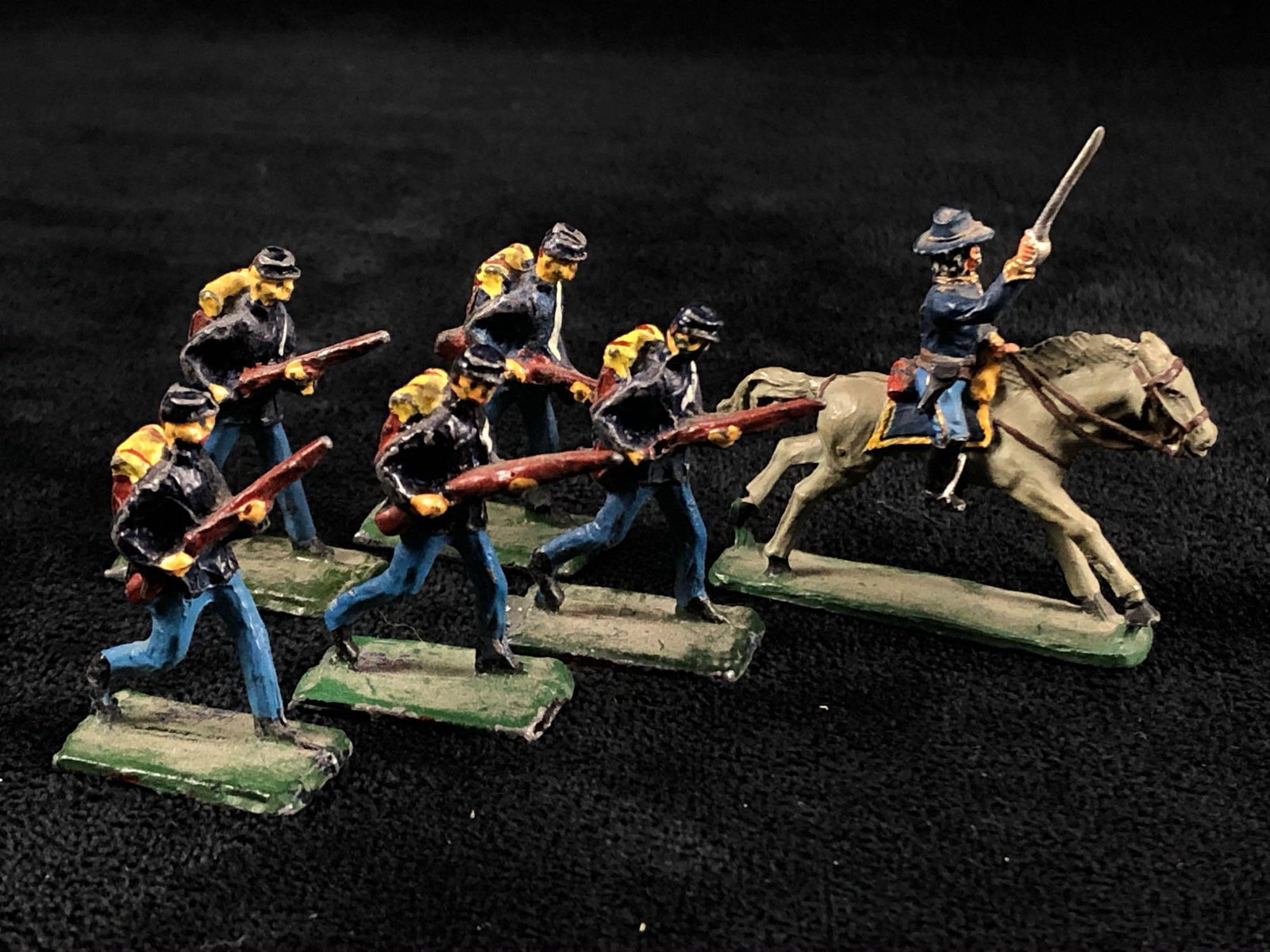 Vintage 1" Miniature Civil War Hand painted Lead Union: Vintage 1" Miniature Civil War Hand painted Lead Union South Africa Soldiers. This lot is for 6 Men all in very good condition.Some with scrapes and paint chips .Please look at all our pictures they a