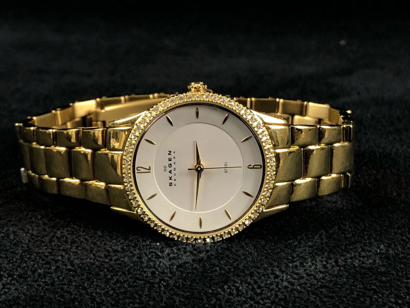 Women's SKAGEN Gold Plated Crystal Dial Wrist Watch: Women's SKAGEN Gold Plated Crystal Dial Wrist Watch Model # 347SRXR .This classic watch has never been used includes manual and original box no missing links . Works But Needs Battery