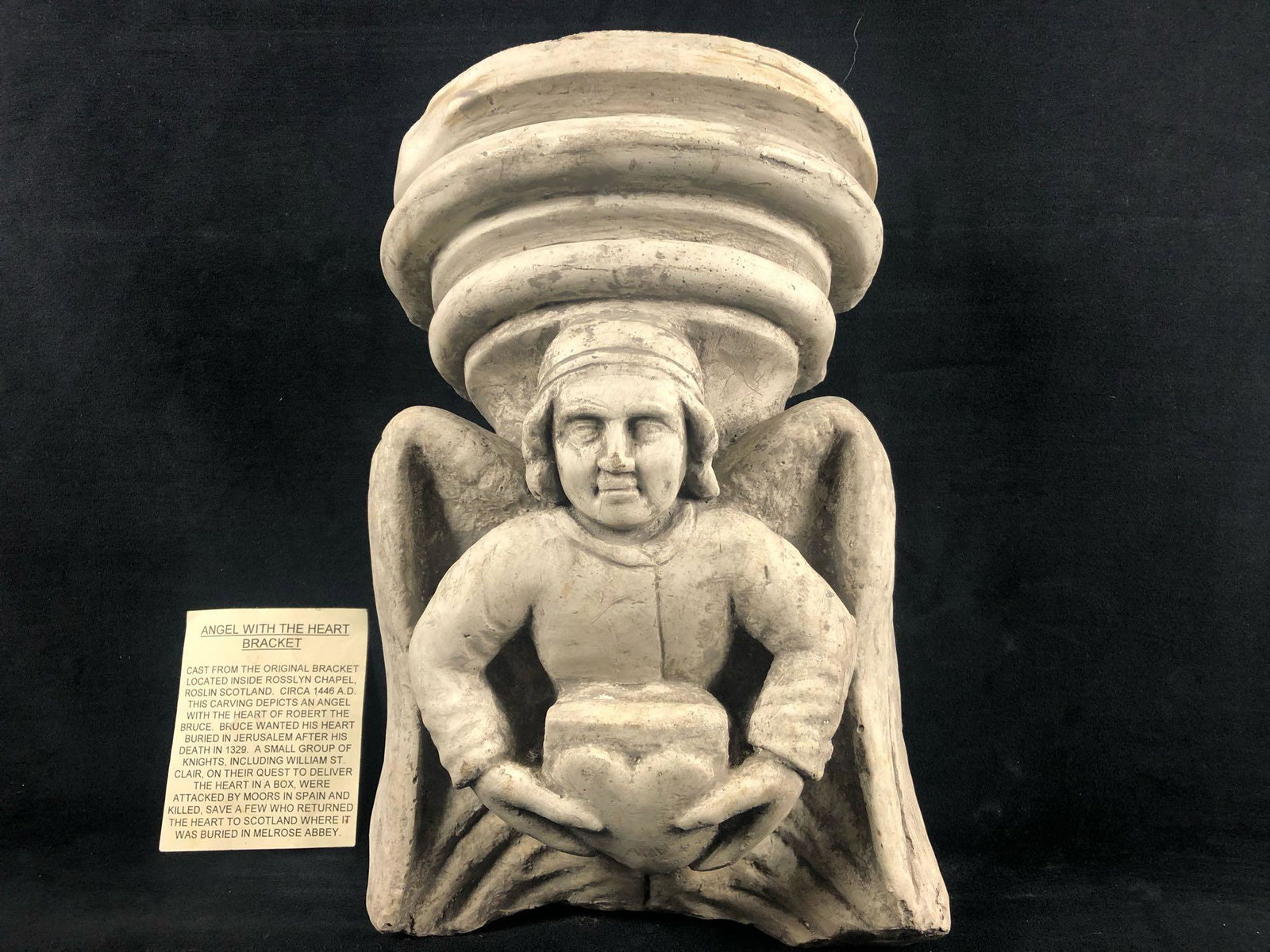 Vintage Rare Rosslyn Chapel Scotland Angel Heart Robert: Vintage Rare Rosslyn Chapel Scotland Angel Heart Robert The Bruce Stone Cast Replica.This great piece is sure to strike up conversation.In great condition for its age includes notch for hanging. Measu