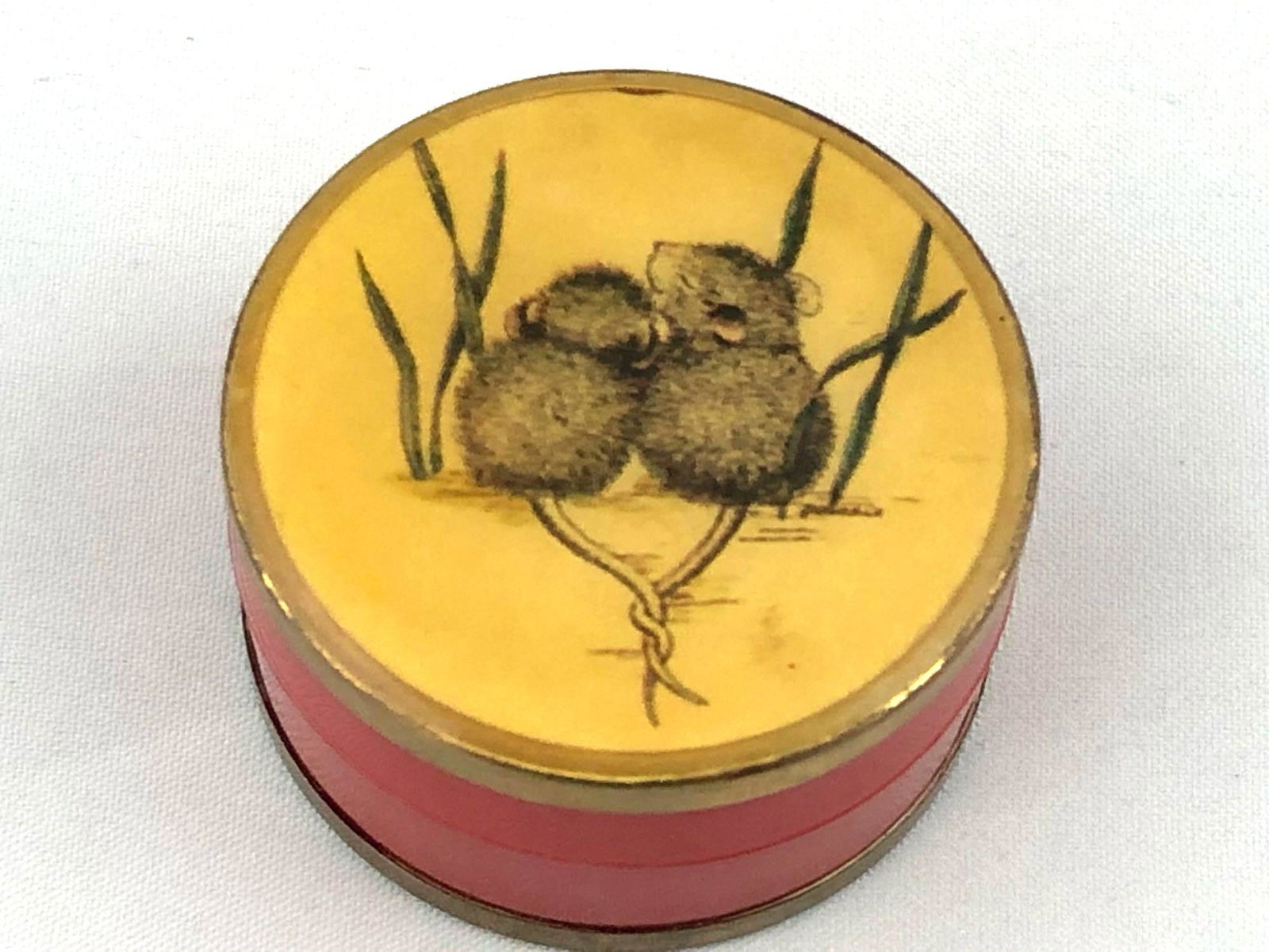 Vintage Bakelite & Brass Artist Sighed "Field Mice ": This Vintage Trinket Snuff Container is in excellent condition with no dings or damage open and close securely DETAILS: Size - 1.5" Material - Bakelite & Brass Signature - Yes Style - Trinket Box Hall