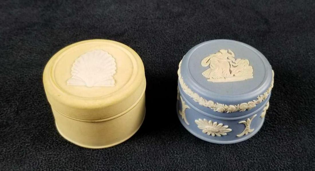 Wedgwood Jasperware Round Pill Trinket Ring Boxes lot: Wedgwood Jasperware Round Pill Trinket Ring Boxes lot of 2: 1- Lilac blue and white box, chipped on the underside. Approx. measures 1 3/4" x 1 1/8" 1- Yellow with white scalloped shell no known damage