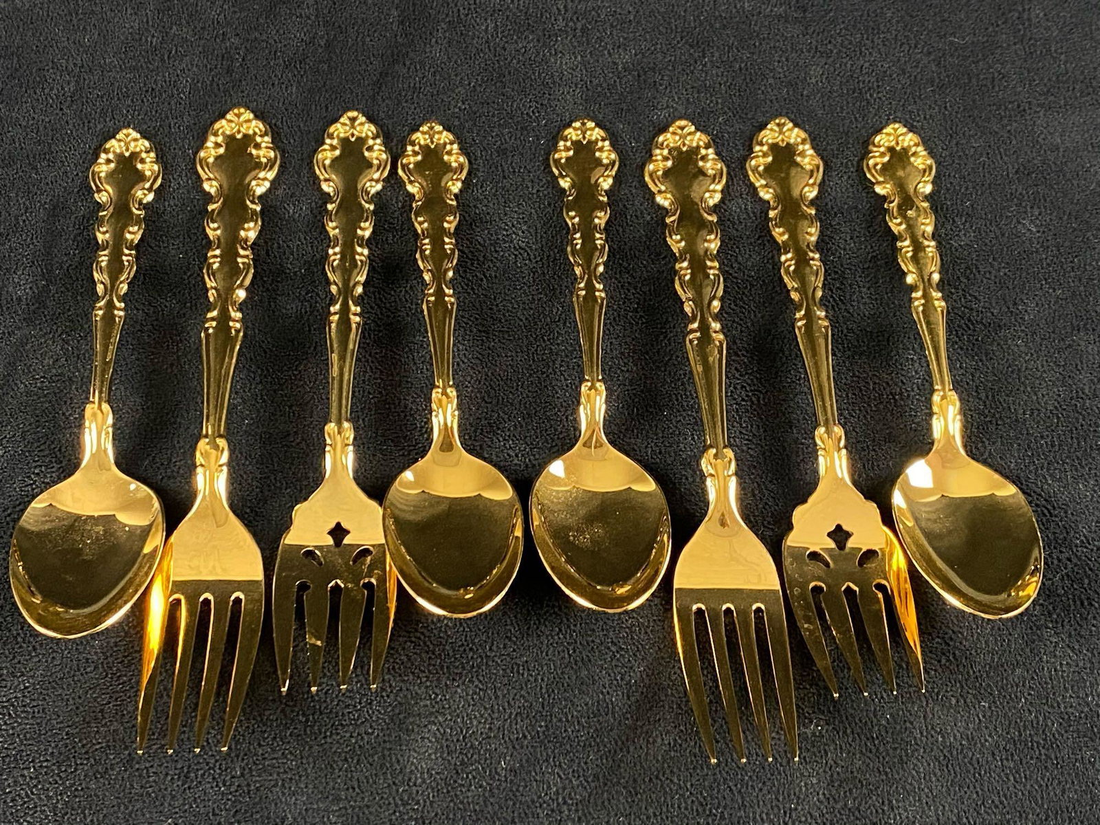 Vintage Original Community Modern Baroque Gold: Vintage Original Community Modern Baroque Gold Electroplated spoons and forks . This original 1969 set of 4 forks 4 spoons is in excellent like new condition. Includes the following: 2 Salad forks 6.5