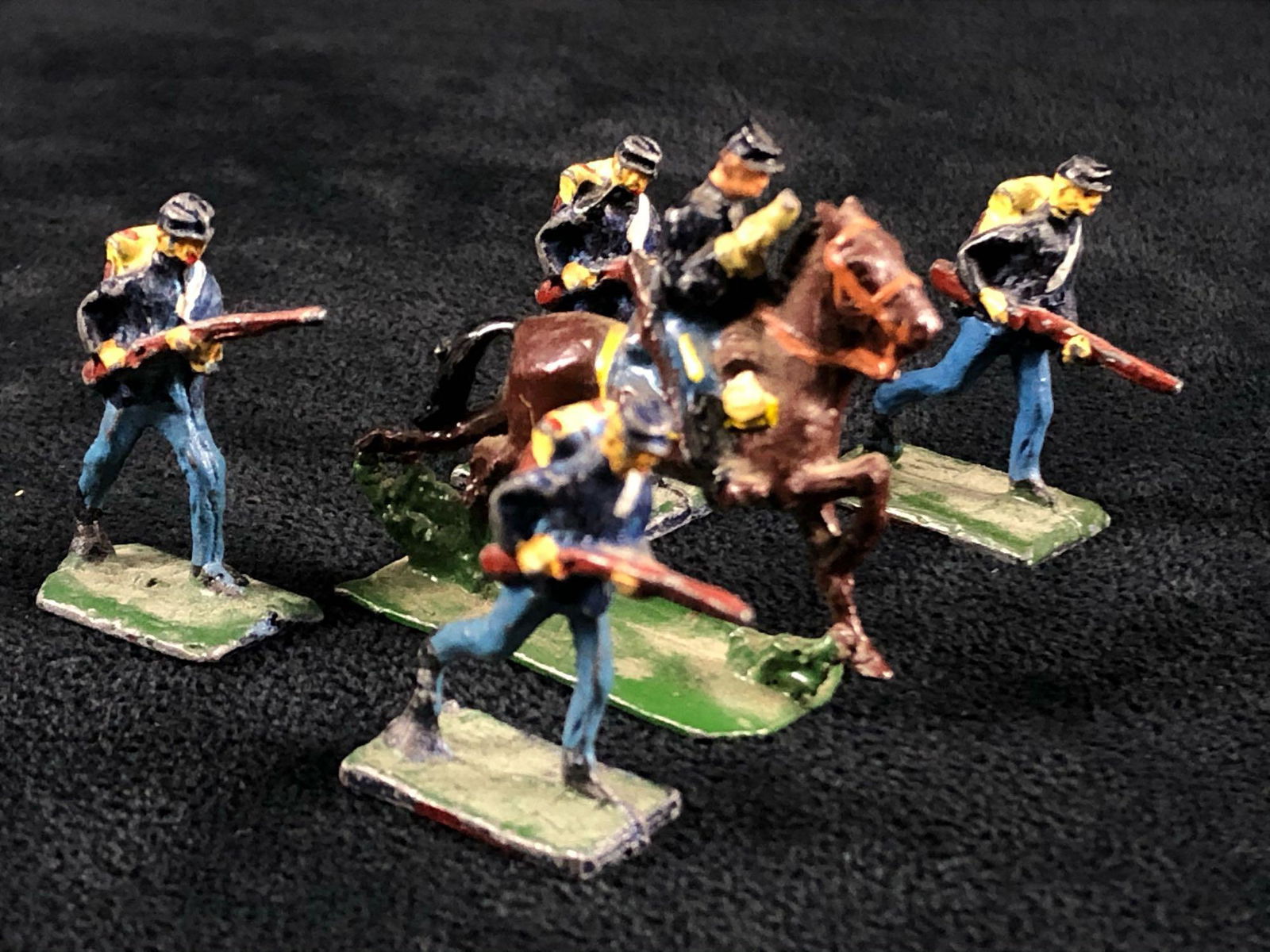 Vintage 1" Miniature Civil War Hand painted Lead Union: Vintage 1" Miniature Civil War Hand painted Lead Union South Africa Soldiers. This lot is for 5 Men all in very good condition.Some with scrapes and paint chips .Please look at all our pictures they a