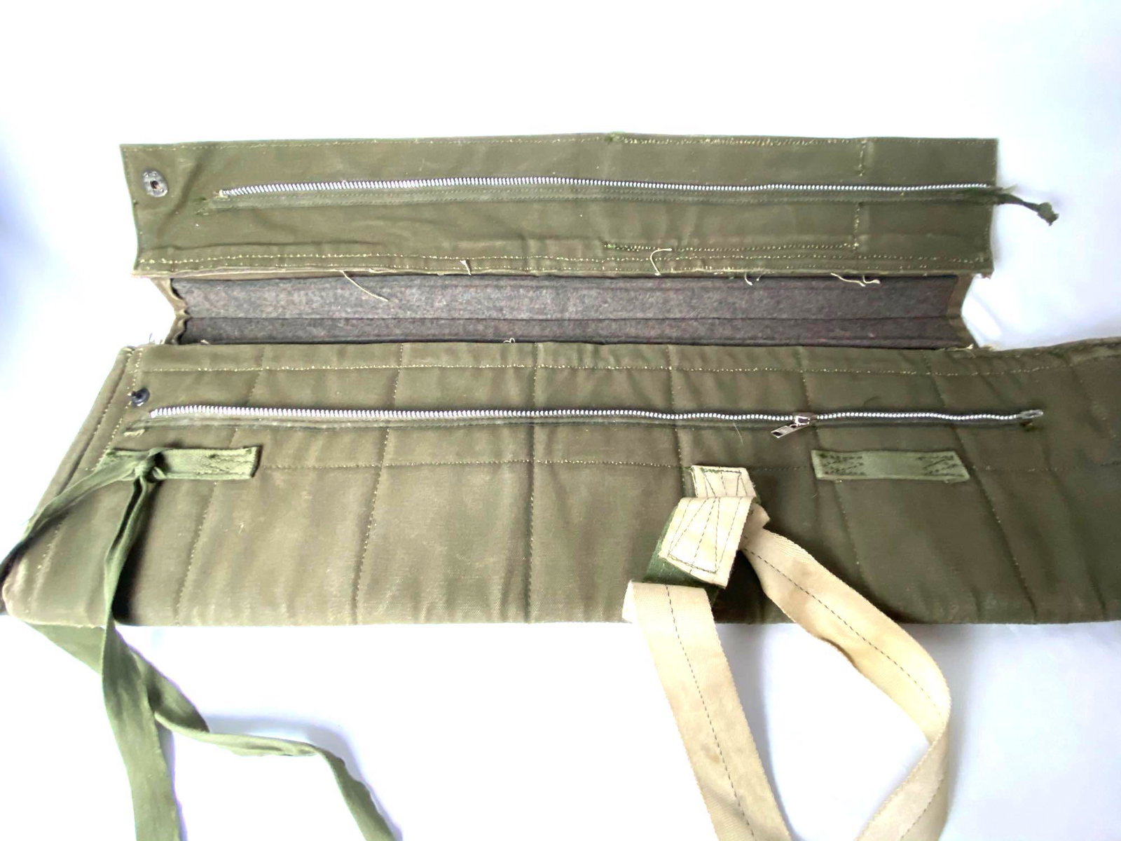 US Korean War Era M1950 Weapon Jump Case Airborne: ORIGINAL U.S. M1950 PARATROOPER WEAPONS JUMP CASE, VIETNAM ERA,! HAS PATINA ON HARDWARE, AND SOME STORAGE DUST /DIRT WORN SPOTS FROM HEAVY USE, VERY GOOD OVERALL CONDITION WITH GOOD ZIPPER ! SEE ALL P