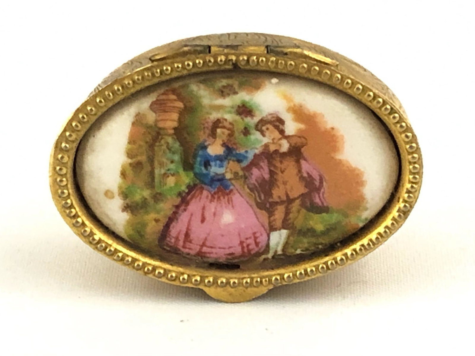 Vintage Italian Victorian Hand Painted Trinket Snuff: Vintage Italian Victorian Hand Painted Trinket Snuff Box This Vintage Trinket Snuff Container is in excellent condition with no dings or damage open and close securely DETAILS: Size - 1" x 1.5" Materi