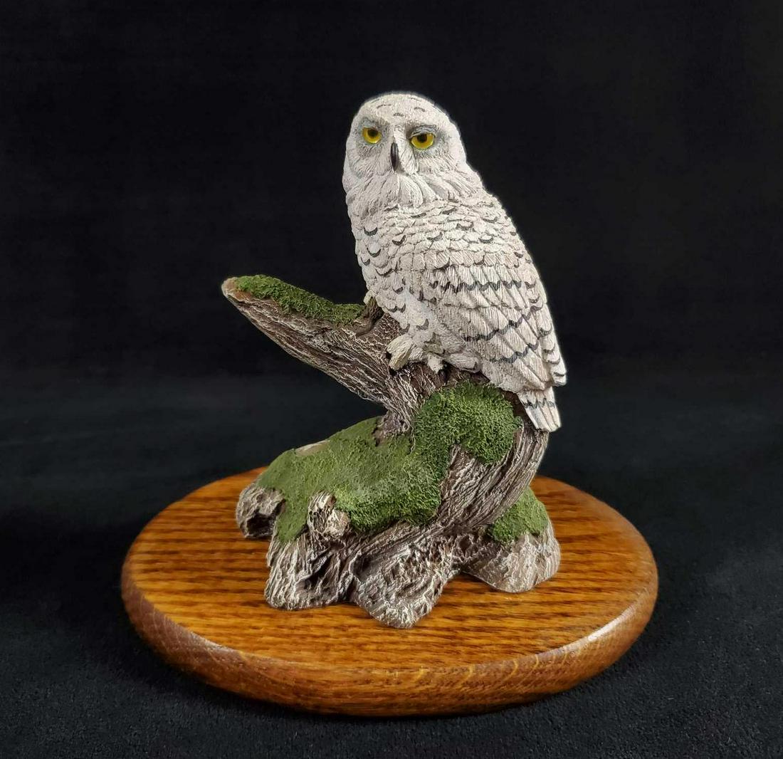 LE Arctic Owl Sculpture by Gary Stevenson: This limited edition arctic owl sculpture by Gary Stevenson is replicated in wood resin and hand painted with acrylics. Base included. It is in very good condition with no known damages. Limited editi