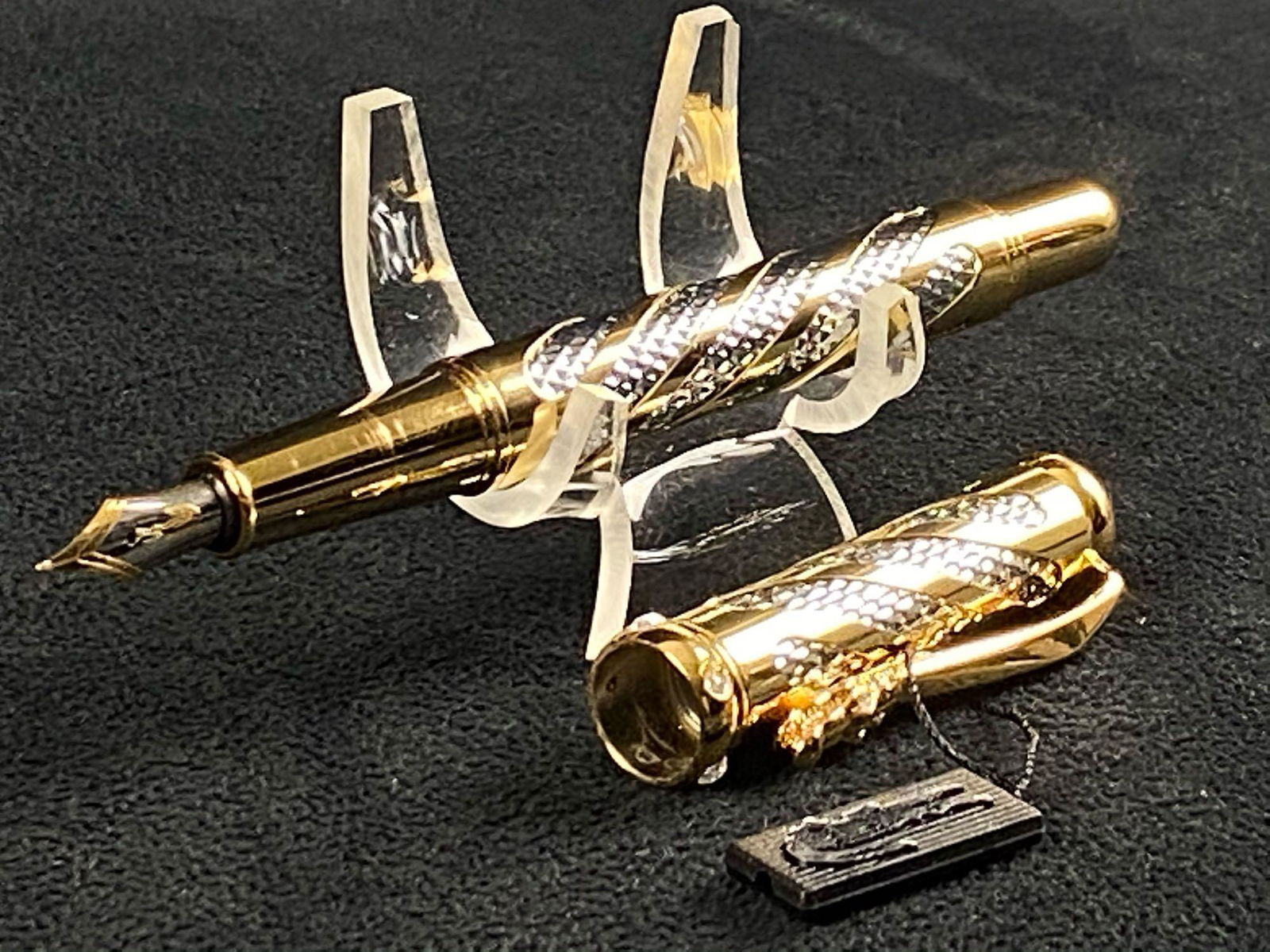 World Designer Crocodile Supreme Gold Plated Dragon: The following Auction is for a designer pen, please view all our pictures they are part of our description . Pen includes everything seen in our pictures. Every item is tested researched and verified