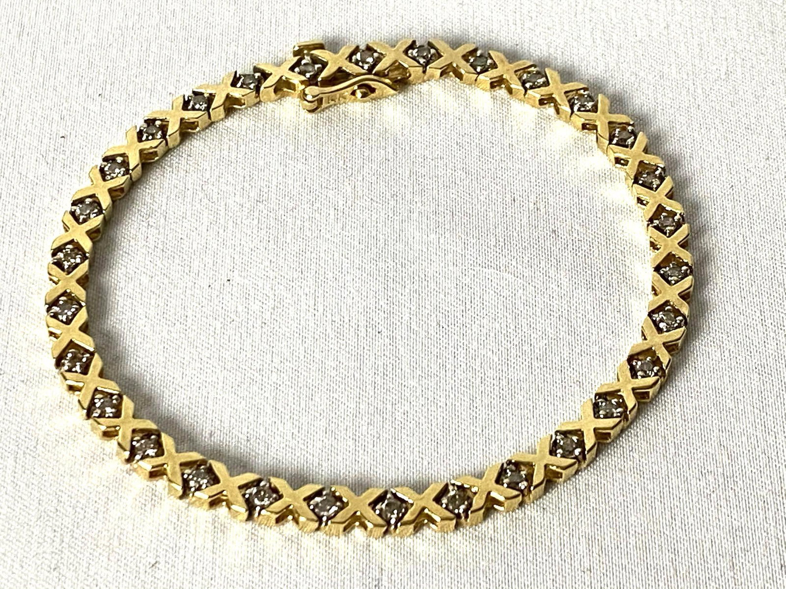 Vintage Hugs & Kisses XOXO 14k Gold .25 Natural Diamond: This stunning vintage love and kisses diamond tennis bracelet is very good condition.Please view all our pictures prior to bidding,they are part of our description.All items have been acid tested for 