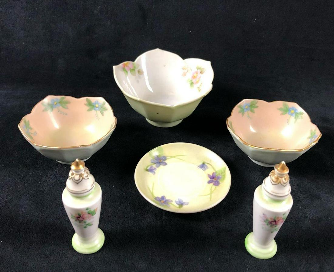 Lot of 6 Vintage Ceramic bowls Salt Pepper Shakers: This set is a once loved collection of mix miniature items made of ceramic. The set is not in the same collection. There are no known, cracks, chips or crazing. There are some known scuff marks, but o
