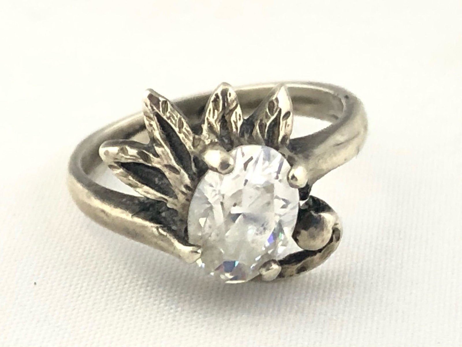 Vintage Sterling Silver Flower Solitaire Glass CZ Ring: Vintage Sterling Silver Flower Solitaire Glass CZ Ring This authentic (Tested) Sterling Silver Ring is in great condition with no issues .Please view all our pictures they are part of the description.