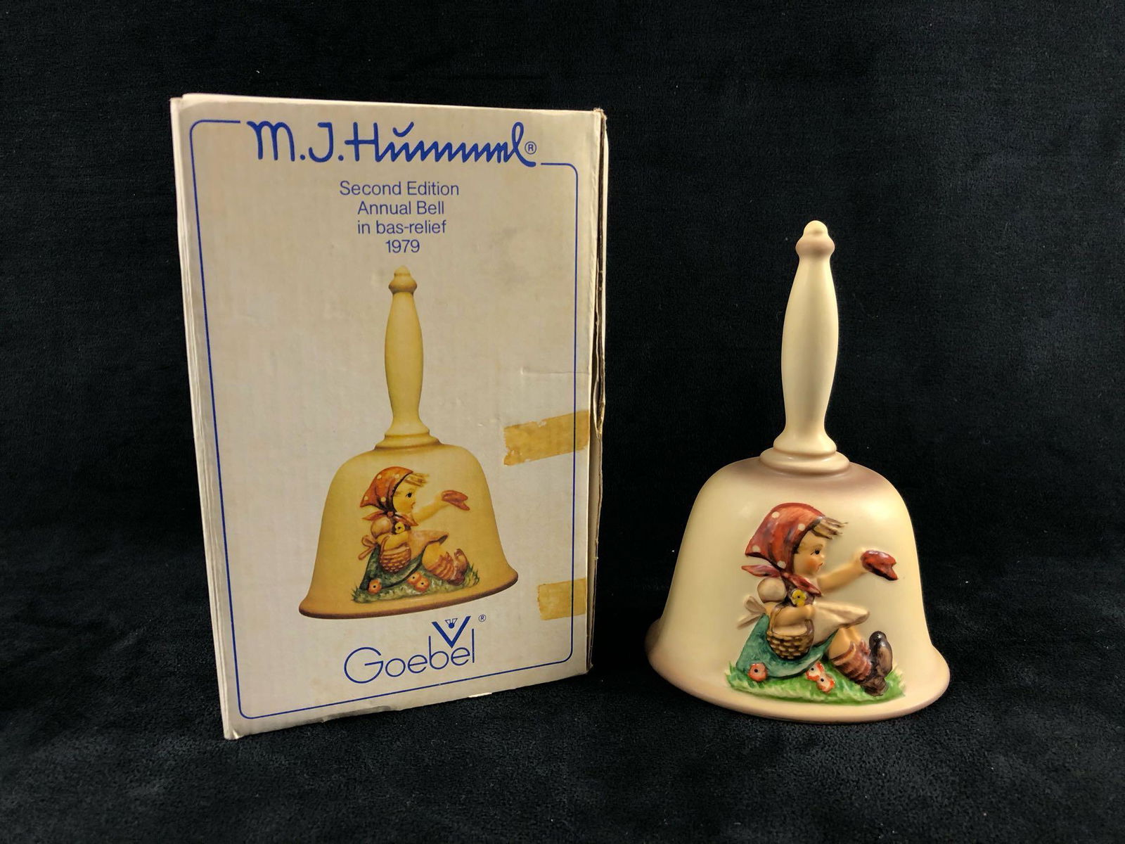 Goebel M.J. Hummel # 50497 West Germany Second Edition: Goebel M.J. Hummel # 50497 West Germany Second Edition Annual Bell In Bas-Relief 1979 W/ Box.This bell is in excellent condition never displayed with box .Box has a crunched corner as pictured 7.25" x