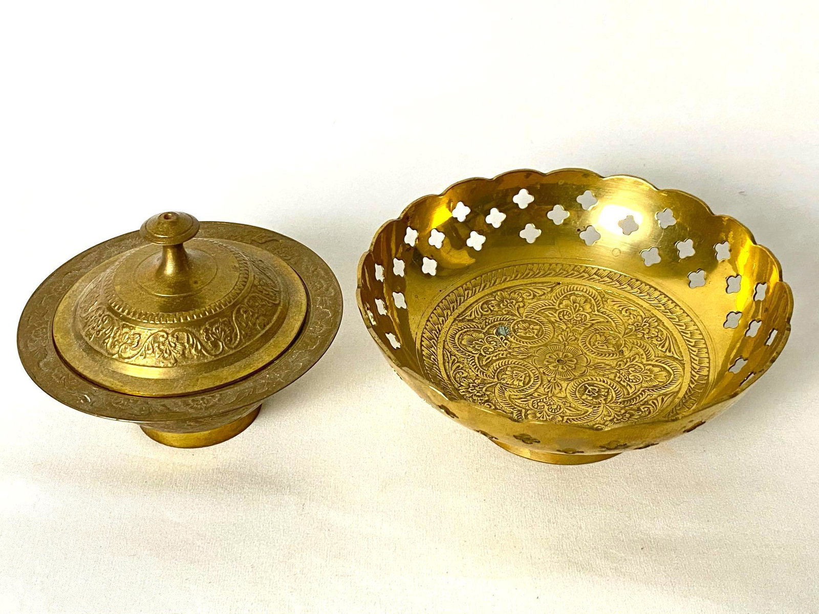 Vintage Solid Brass Etched Bowls Dish / Trinket Box: Vintage Solid Brass Etched Bowls / Trinket Box All our vintage items are tested and researched prior to listing .Please view all our pictures they are part of the description. Happy Bidding DETAILS Me