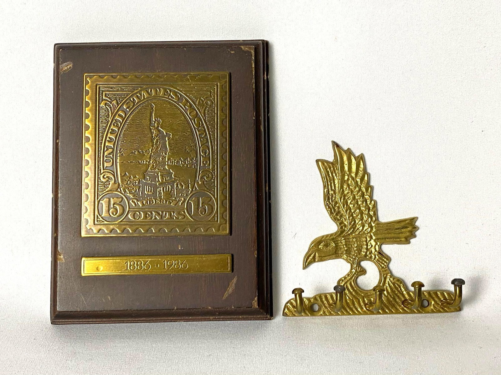 Vintage Brass Eagle Key Holder & 1886- 1986 Liberty 15: Vintage Brass Eagle Key Holder & 1886- 1986 Liberty 15 Cent Stamp Display All our vintage items are tested and researched prior to listing .Please view all our pictures they are part of the descriptio