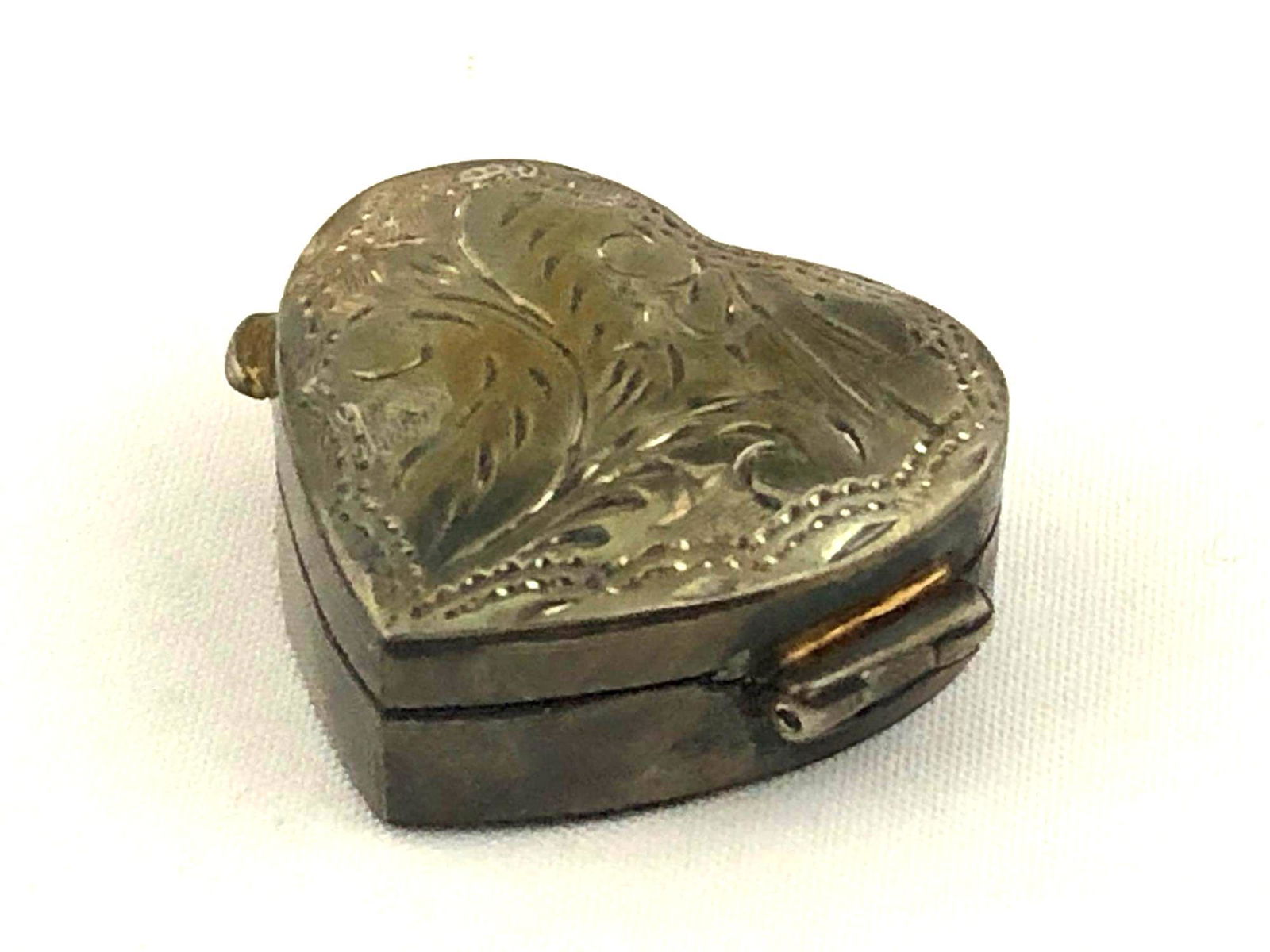 Antique Vintage Sterling Silver Etched Heart Trinket /: This Vintage Trinket Snuff Container is in excellent condition with no dings or damage open and close securely DETAILS: Size -1" x .5" Material - Sterling Signature - None 6.5 g Style - Etched Heart H