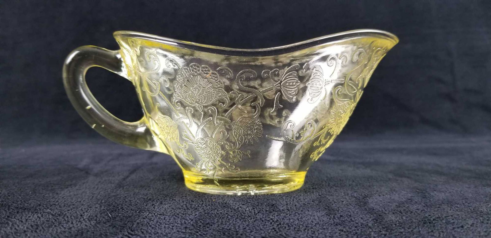 Florentine Yellow Depression Glass Sauce Boat: Vintage Hazel- Atlas Glass Company, Florentine No. 2 Poppy No. 2, yellow depression glass. Gravy Boat . In great condition, no chips, cracks, or crazing. Approx. measures 6" (with Handle) x 3" x 3"