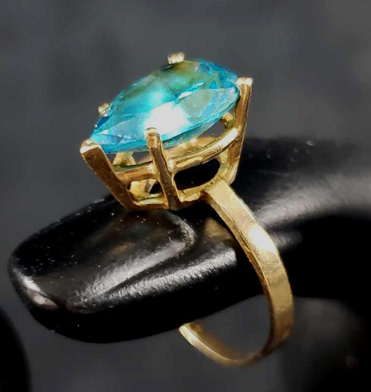 Stunning 14K Gold Vintage Pear Shaped 3 Ct Blue Topaz: Pear Cut Blue Topaz Ring with 14k Gold Band. This ring is in great condition. There are small scratches on the facets of the gemstone and the gold band has slight abrasions. The ring is a size 5 1/2.