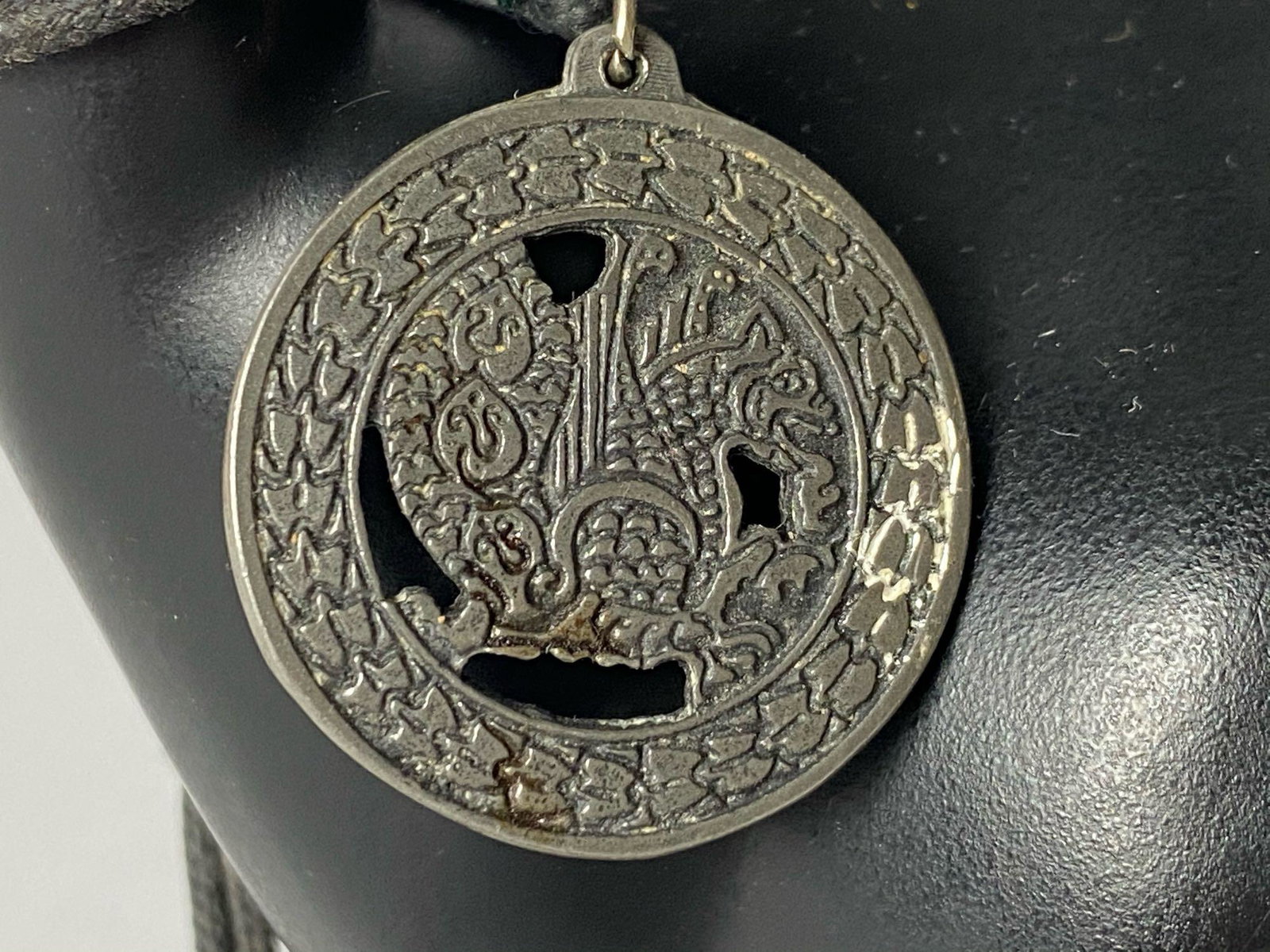 Vintage Pewter Viking Odin Medallion & Rope Necklace: Vintage Pewter Viking Odin Medallion & Rope Necklace All pieces are tested and researched prior to listing . Please view all our pictures they are part of our description . Happy Bidding DETAILS: Mate