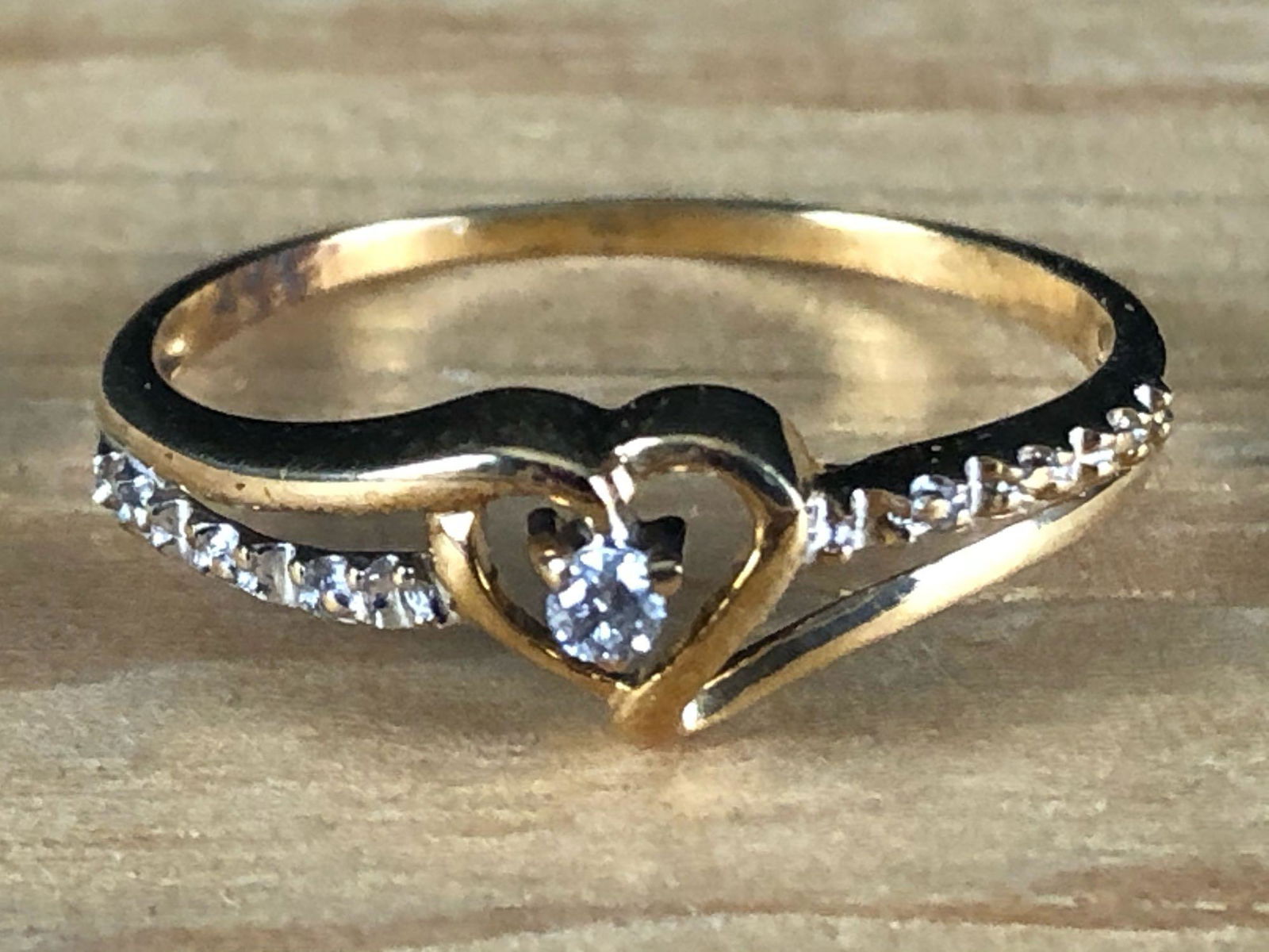 Vintage 10K Yellow Gold Natural Sparkling Diamond Heart (1 of 6)